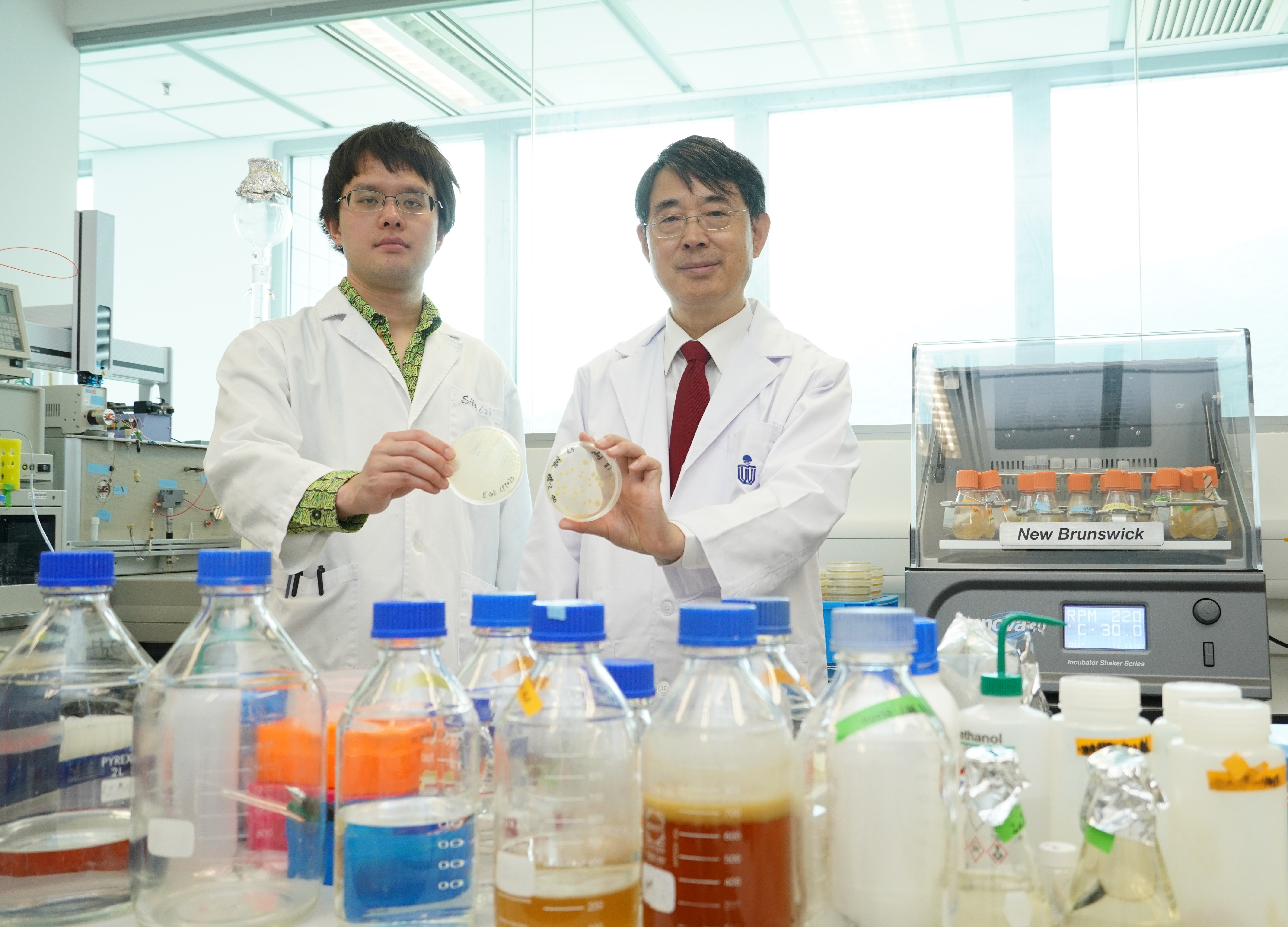  Prof. Qian Peiyuan (right) and LI Zhongrui (left) from his research team have been studying the microbe-animal interactions. 