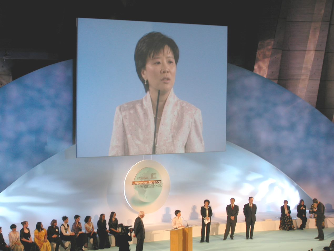 葉教授(圖中屏幕顯示)是首位獲得歐萊雅聯合國教科文組織頒發世界傑出女科學家成就獎的中國女生物科學家。