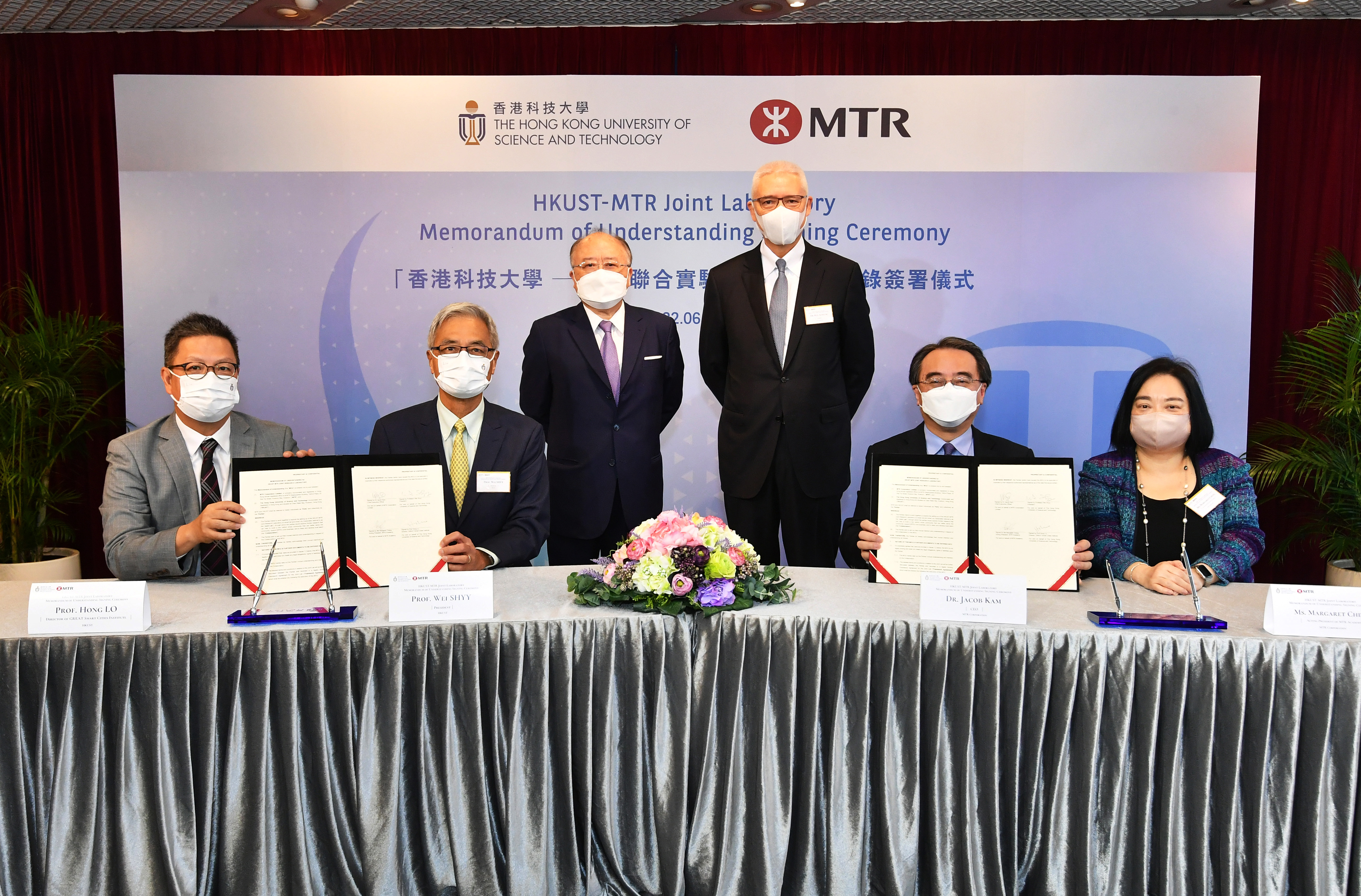 Witnessed by Dr. Rex Auyeung, Chairman of MTR Corporation (3rd from right) and Mr. Andrew Liao, Council Chairman of HKUST (3rd from left), Dr. Jacob Kam, Chief Executive Officer of MTR Corporation (2nd from right), Ms. Margaret Cheng, Acting President of MTR Academy (1st from right), Professor Wei Shyy, President of HKUST (2nd from left) and Professor Lo Hong-Kam, Director of GREAT Smart Cities Institute of HKUST (1st from left) signed the MoU on 10 June 2022.