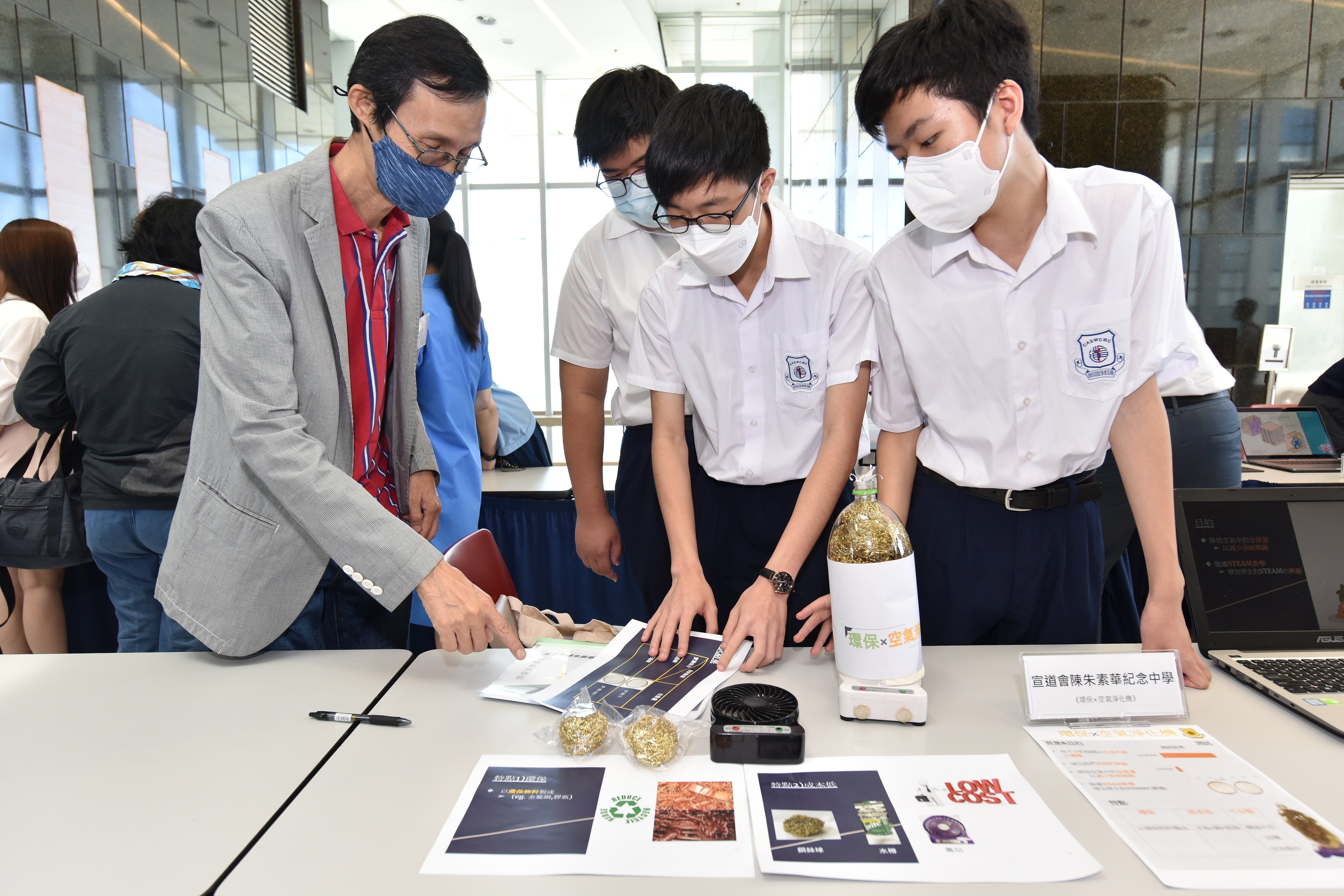 一眾嘉賓參觀學校展覽攤位，了解同學們各項作品的創作點子及對香港空氣污染的見解。