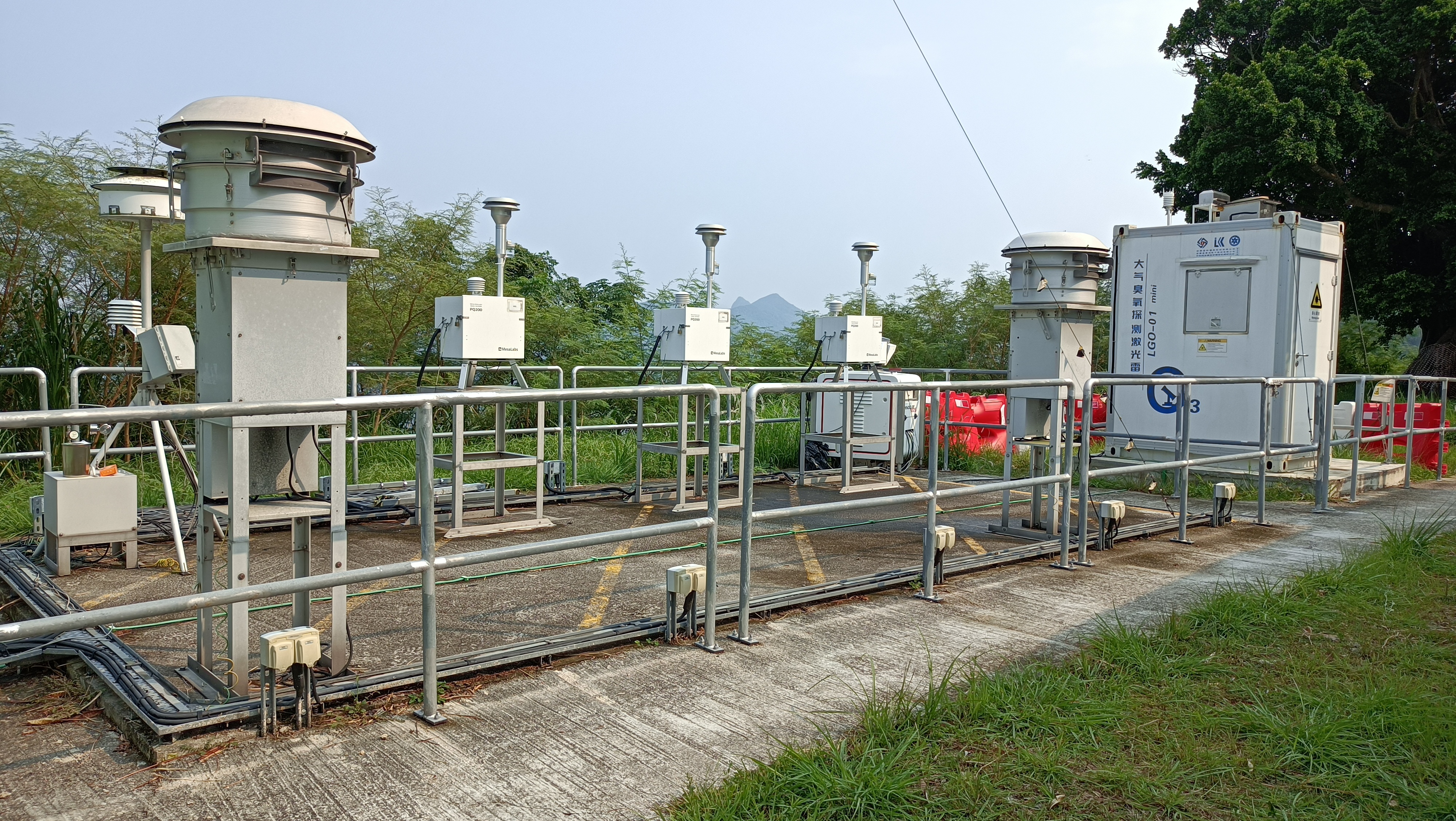 香港科技大学空气质量研究超级站配备先进仪器为空气污染物作实时的仔细分析。