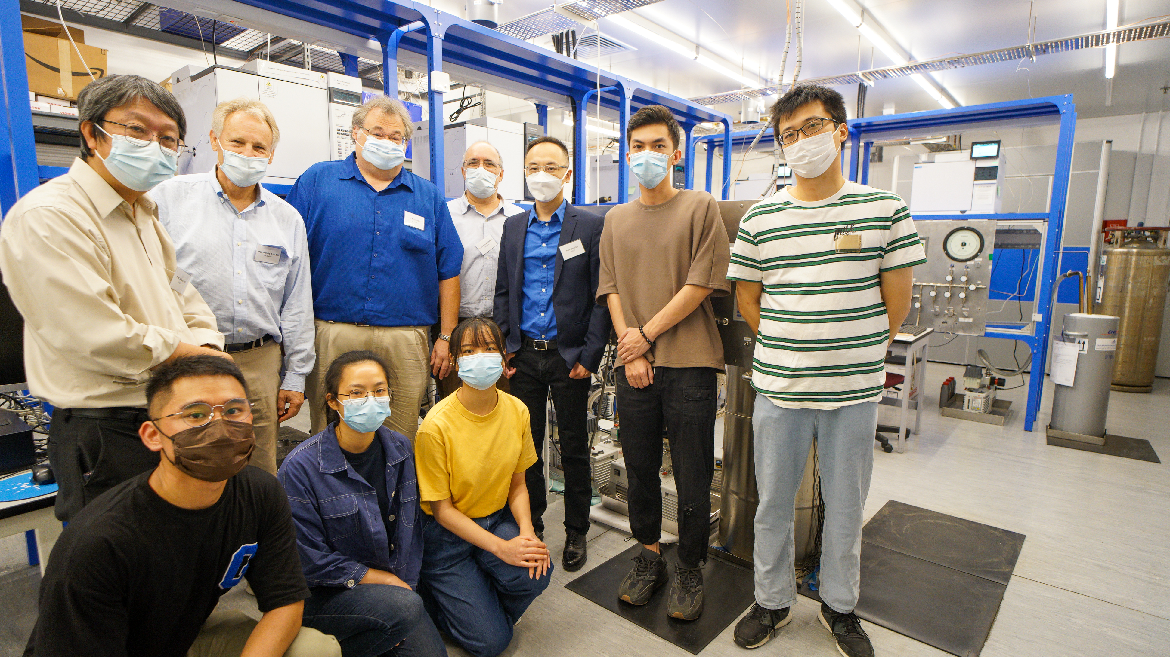 The established Gold Standard VOC laboratory in Hong Kong, led by HKUST Prof. Alexis LAU (back row, first left) and Prof. Dasa GU (back row, third right), and Prof. Donald R. BLAKE from UC-Irvin (back row, second left), serves as a reference laboratory to help enhance the region’s capability in VOC measurements and analyses.