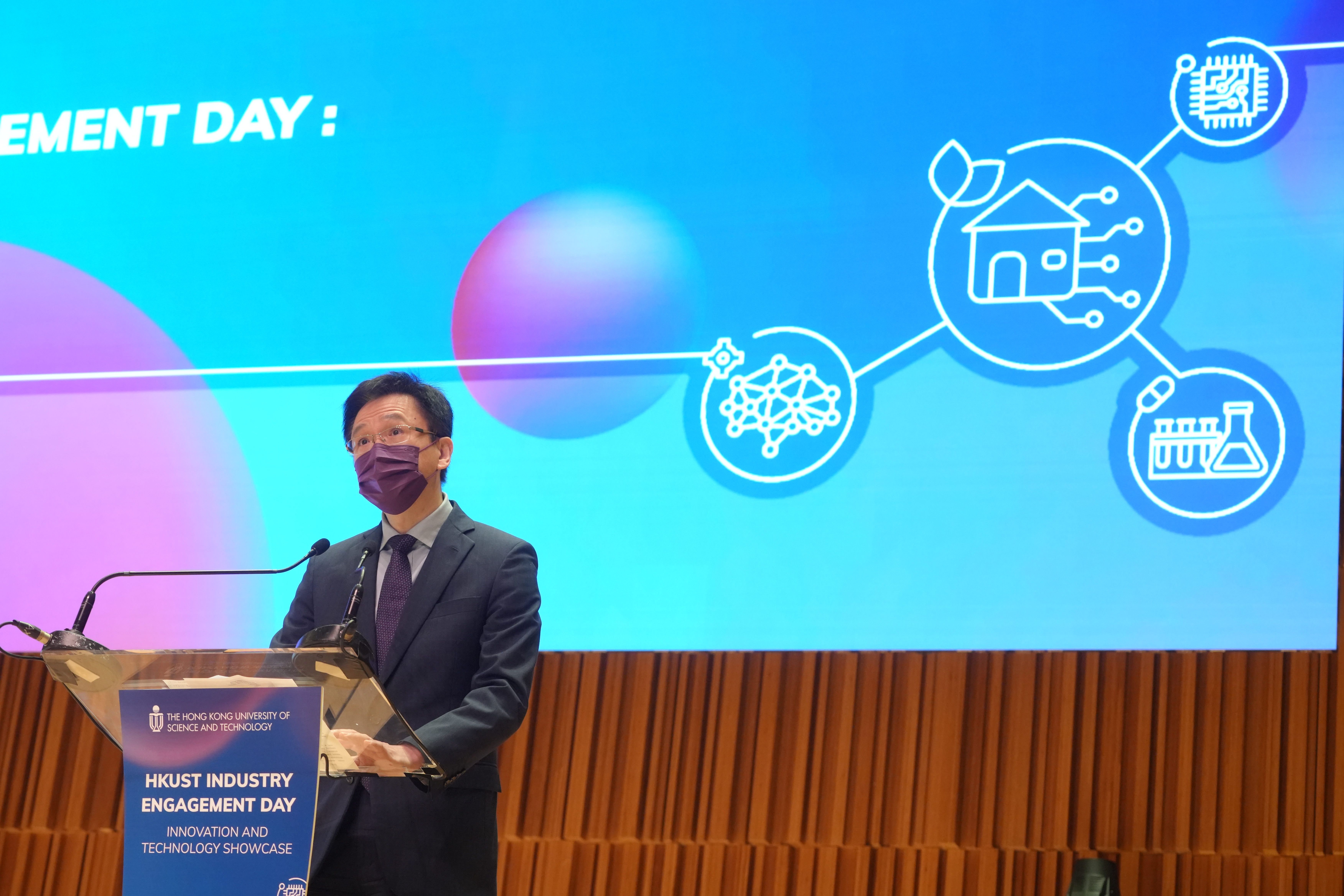 Prof. SUN Dong, Secretary for Innovation, Technology and Industry of the HKSAR delivers a speech at the session