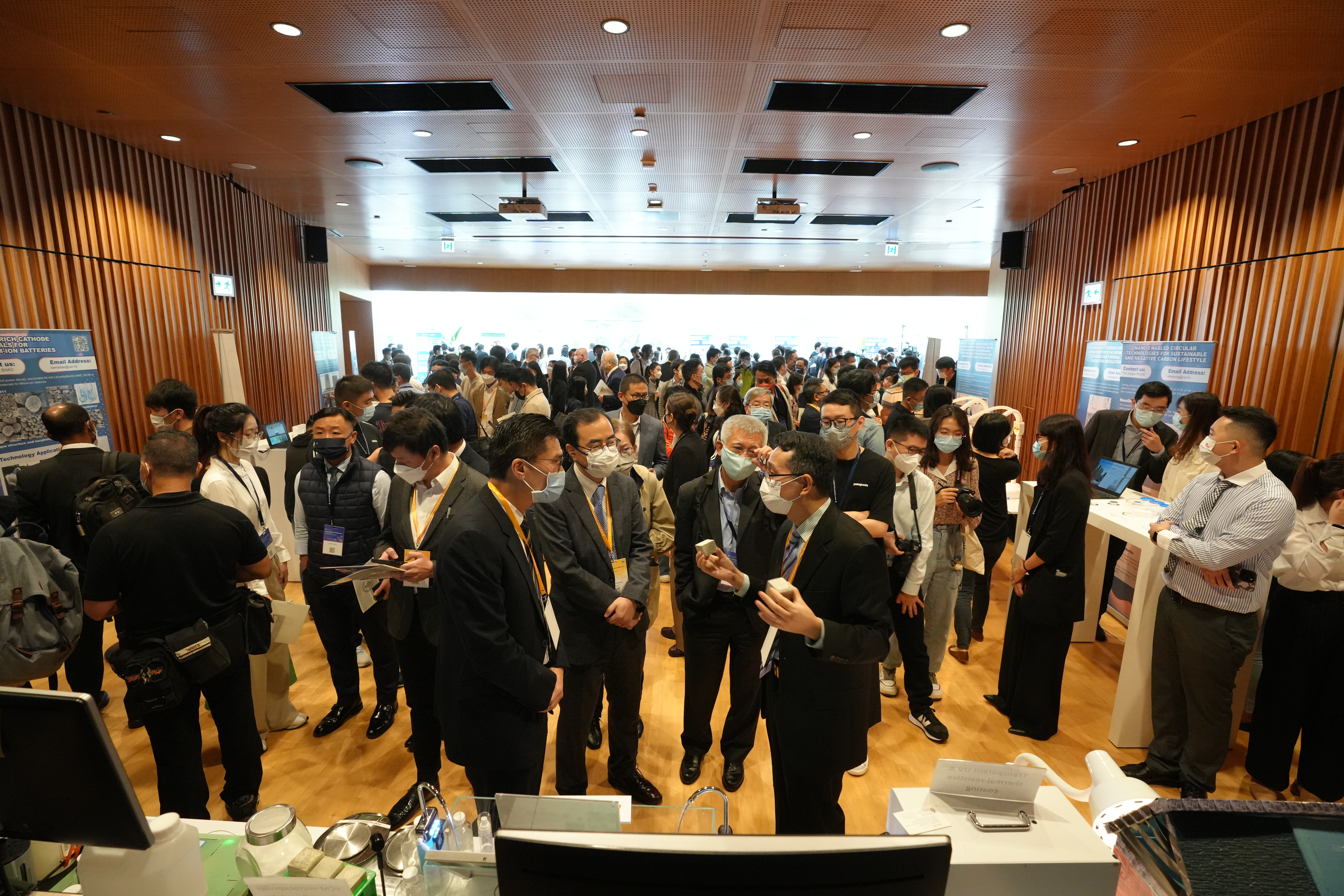 Hundreds of attendants from business, industrial, academic and technology sectors explore the inventions spanning four strategic research areas displayed at the HKUST Industry Engagement Day