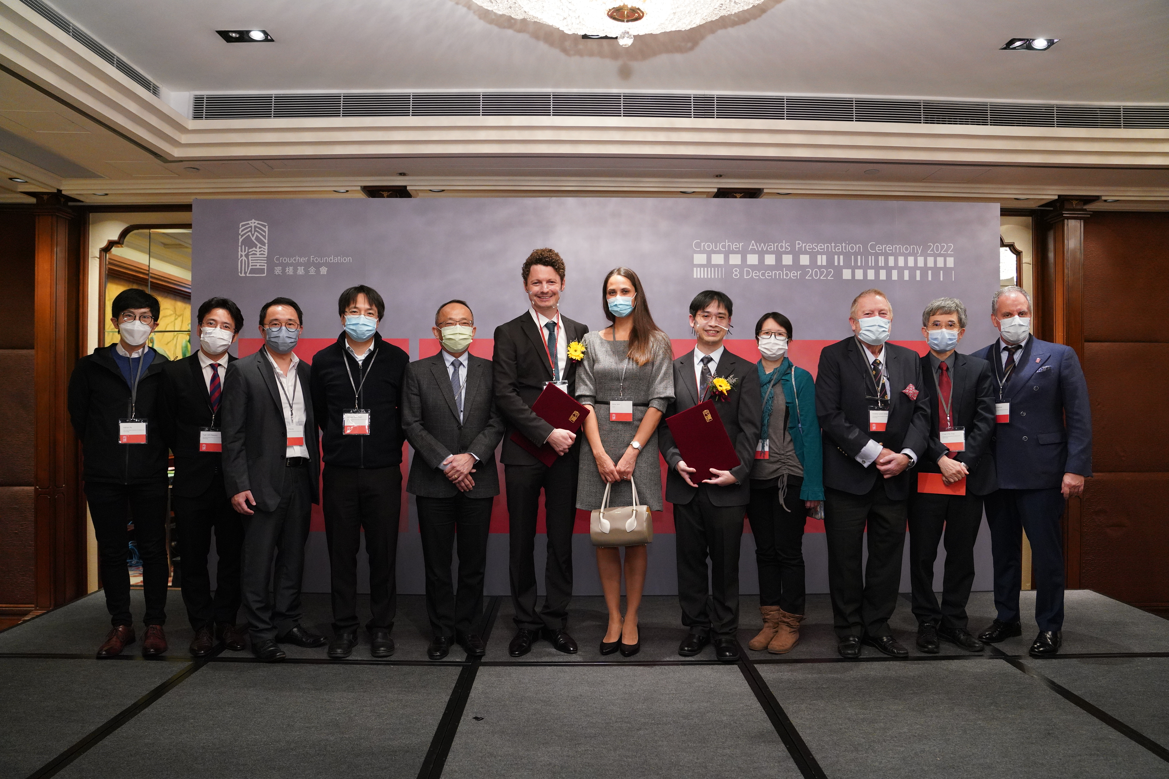 A group photo of Prof. Tim Cheng, HKUST Vice-President for Research and Development (fifth left), Prof. Jensen Li Tsan-hang (fifth right), Dr. Berthold Jäck (sixth left) and other faculty members from the Department of Physics. 