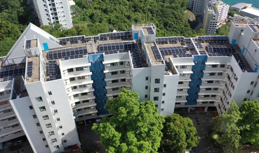 為推進科大至2028年的耗電量較2014基準年降低15%的目標，科大建設了香港最大的太陽能發電系統之一。 