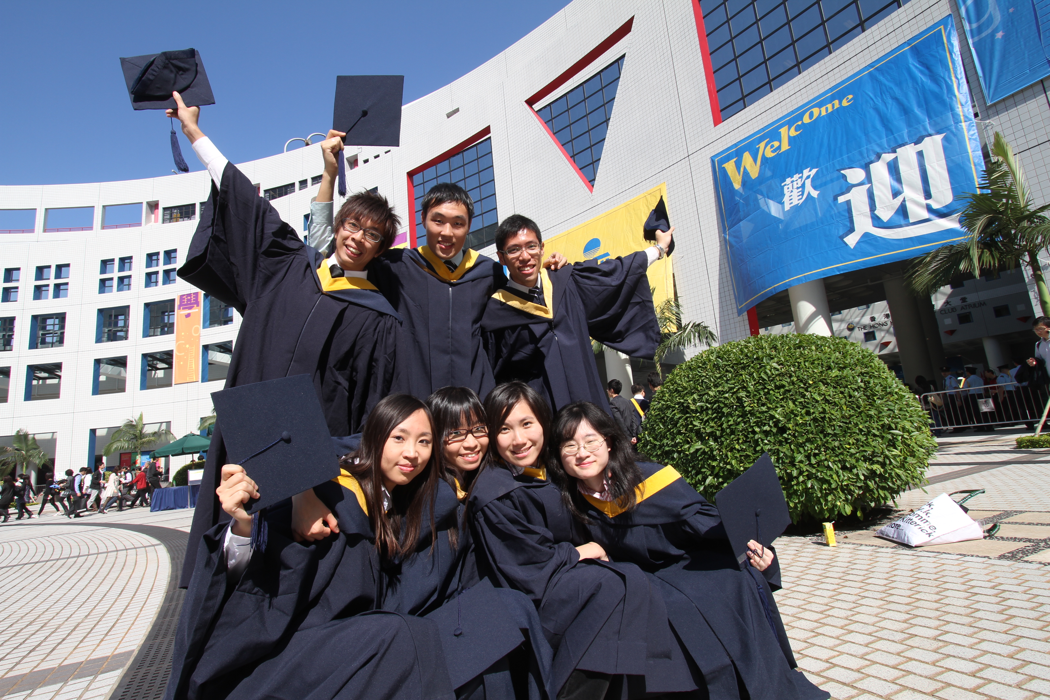 HKUST Biology major Taison Chang posing for graduation photo with classmates