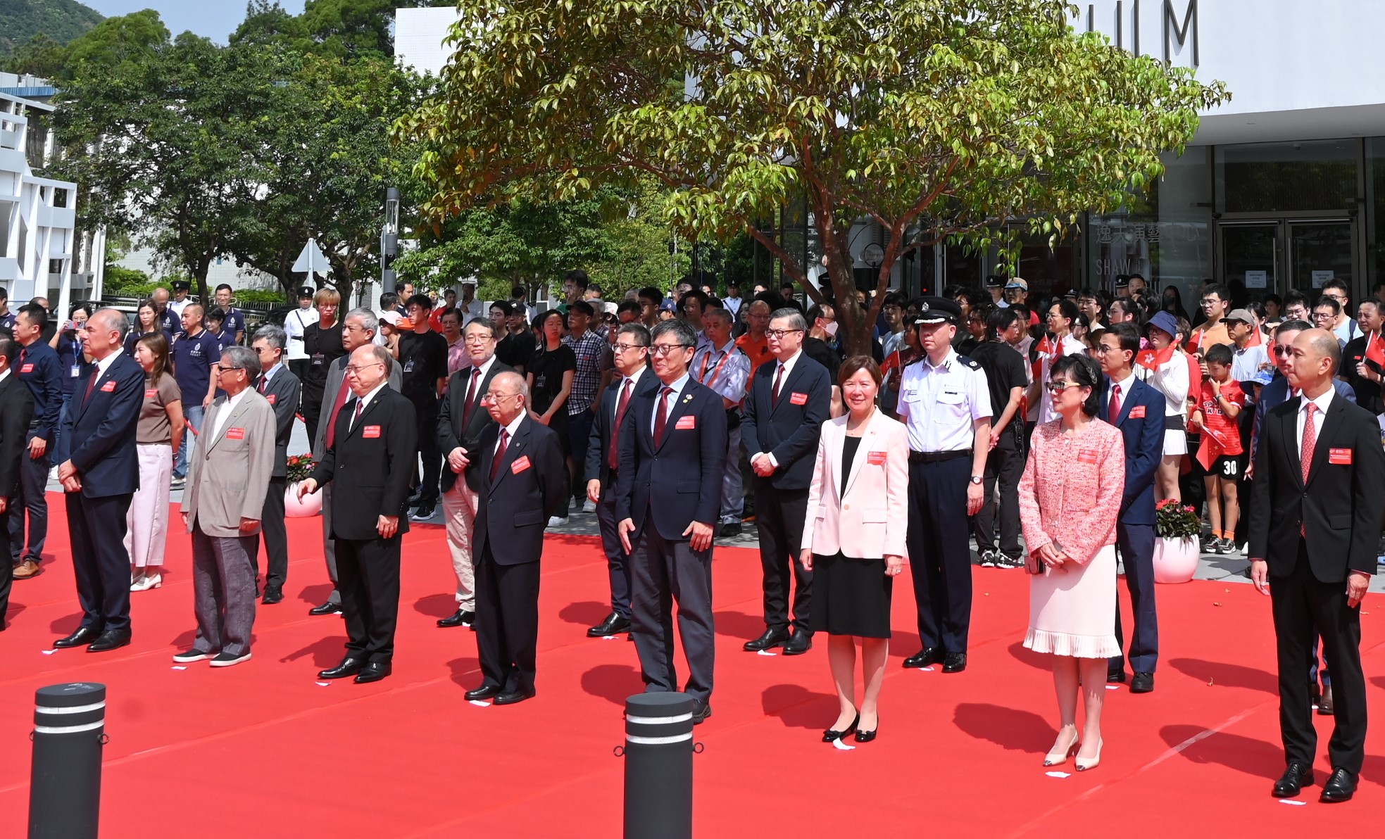香港科技大學（科大）今早於校園舉行升旗典禮。一眾貴賓、大學高層管理人員及超過三百名觀眾共同見證升旗的莊嚴時刻。