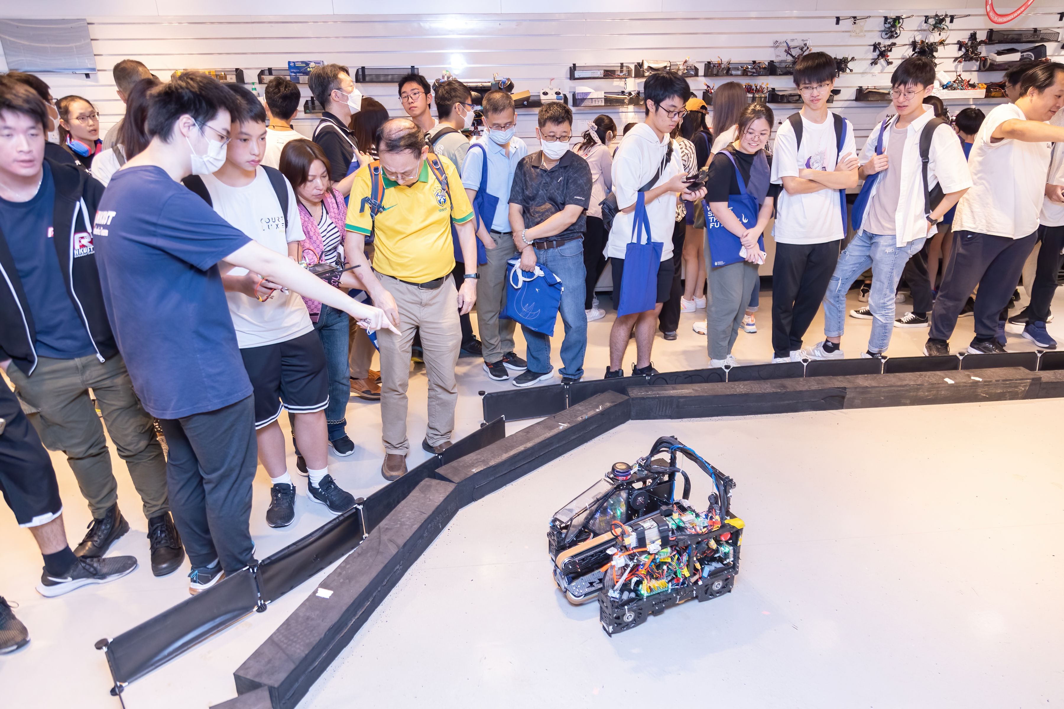 科大學生團隊展示不同類型機械人，吸引大批學生駐足觀看。