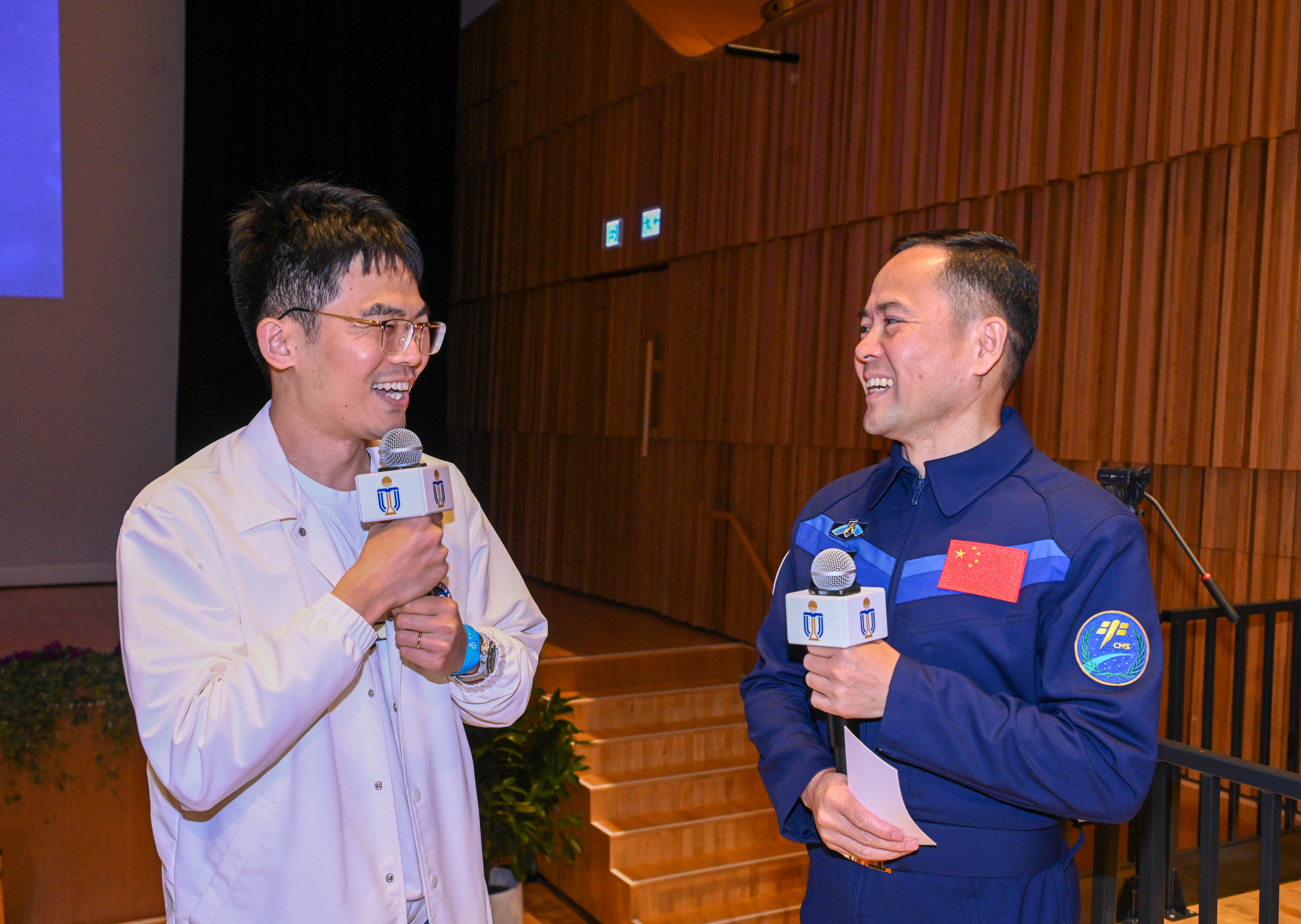 中国载人航天工程代表团今日（十一月三十日）继续在港访问。图示神舟十五号乘组航天员张陆（右）出席在香港科技大学举行的「与大学师生对话」活动。