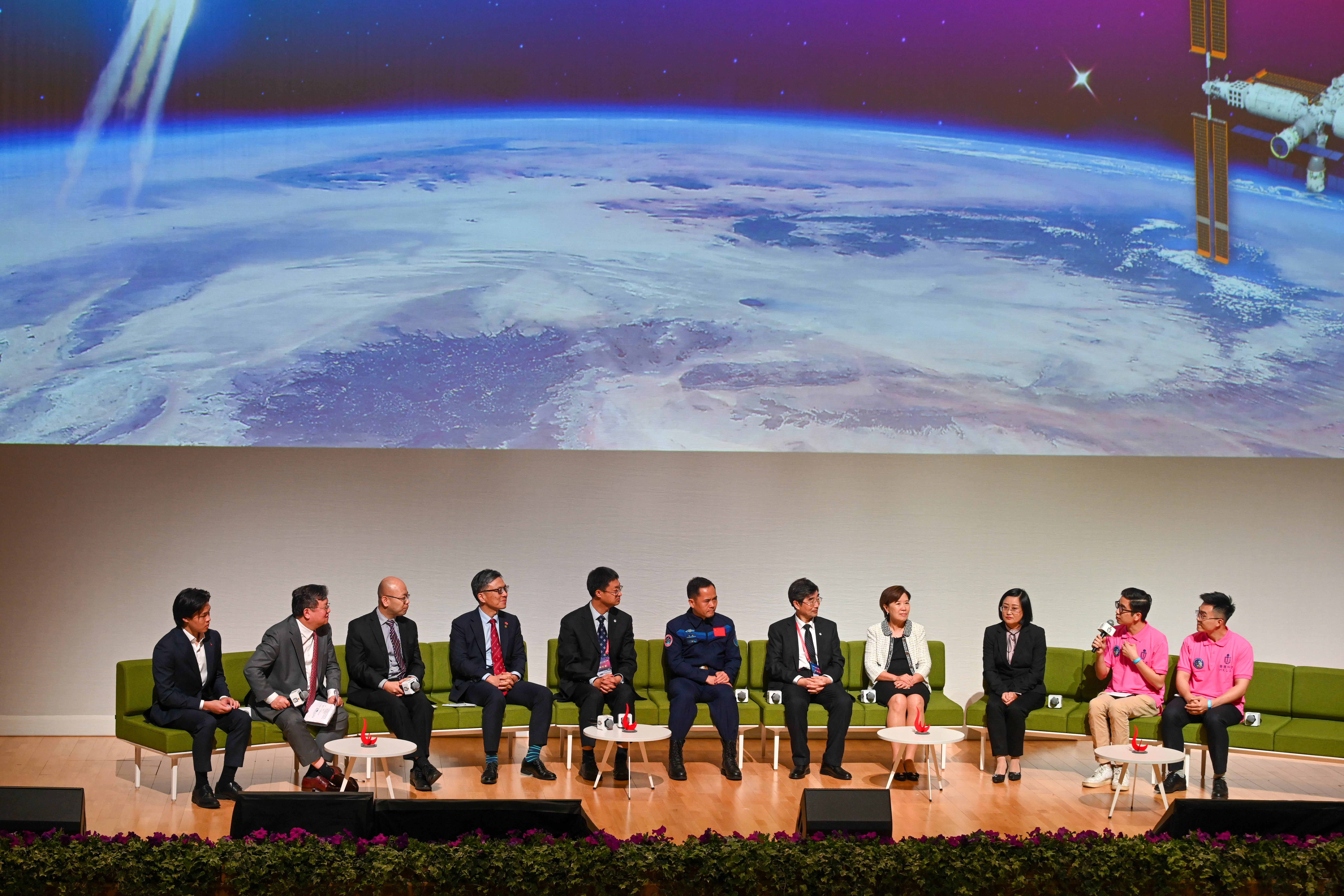 The China Manned Space delegation continued their visit in Hong Kong today (November 30). Photo shows (from fourth left) the Council Chairman of the Hong Kong University of Science and Technology Professor Harry Shum, delegation member Mr Zhong Hongen; Shenzhou-15 astronaut Mr Zhang Lu; delegation member Mr Gan Keli, and the President of the Hong Kong University of Science and Technology, Professor Nancy Ip, attending the dialogue session with teachers and students held at the Hong Kong University of Scienc