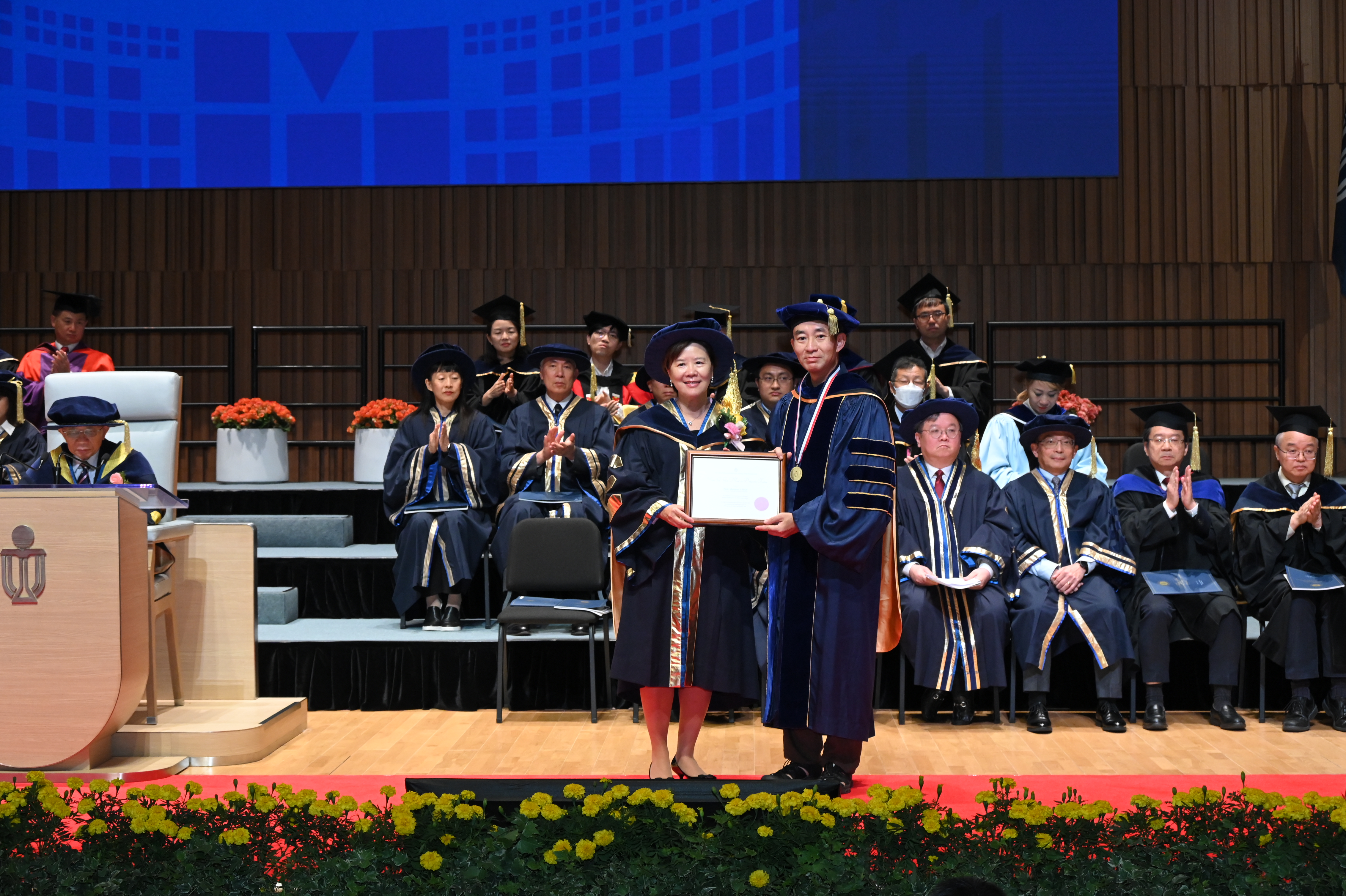 叶玉如教授(左)向电子及计算器工程学系的陈文新教授(右) 颁发「祁敖卓越教学服务奖章」