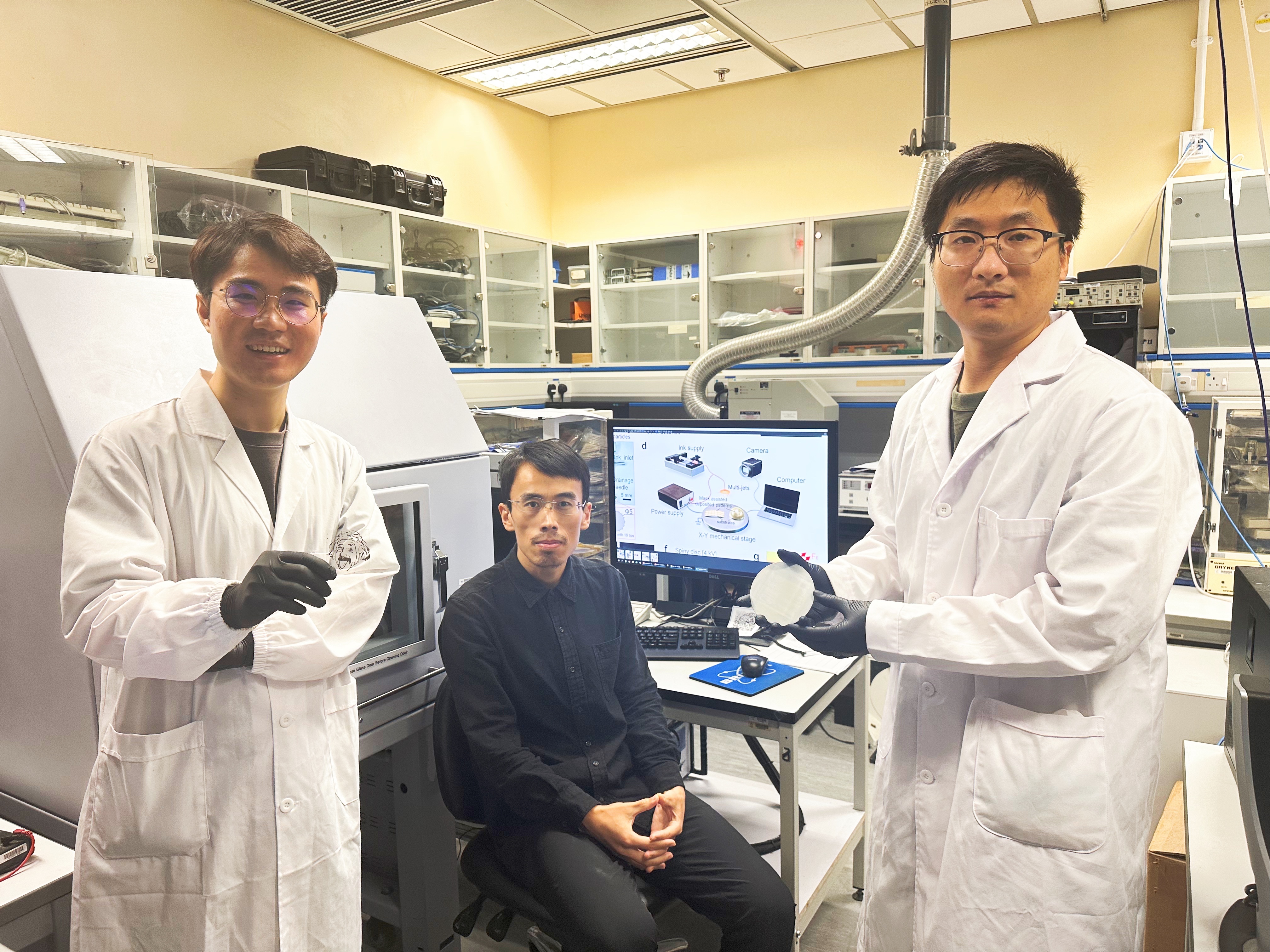 Prof. YANG Zhengbao, Associate Professor at HKUST’s Department of Mechanical & Aerospace Engineering (middle), CityU Postdoctoral Fellow Dr. LI Xuemu (right) and CityU Doctoral Student ZHANG Zhuomin (left).