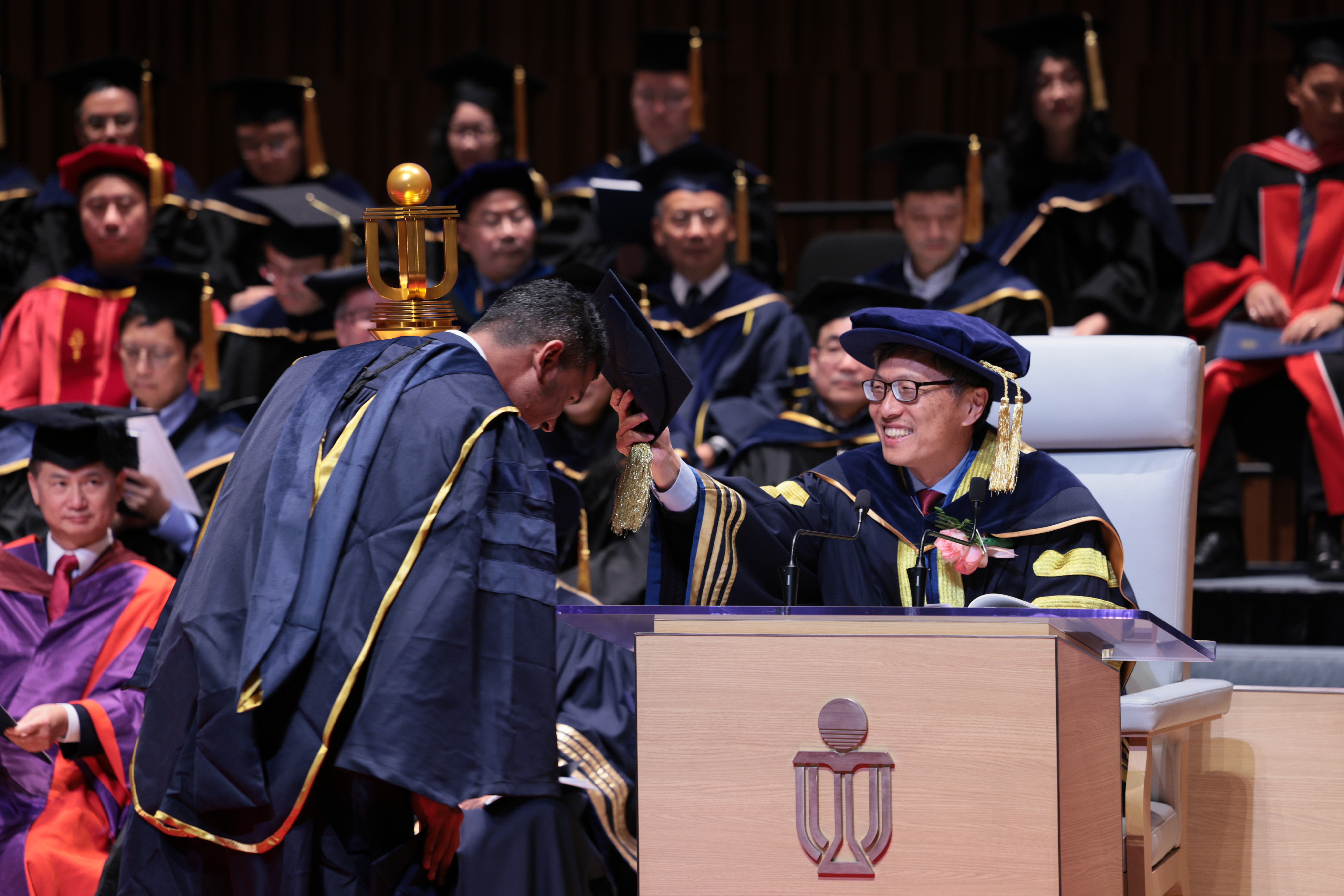 科大校董会主席沈向洋教授于典礼第二节向毕业生颁授学位。