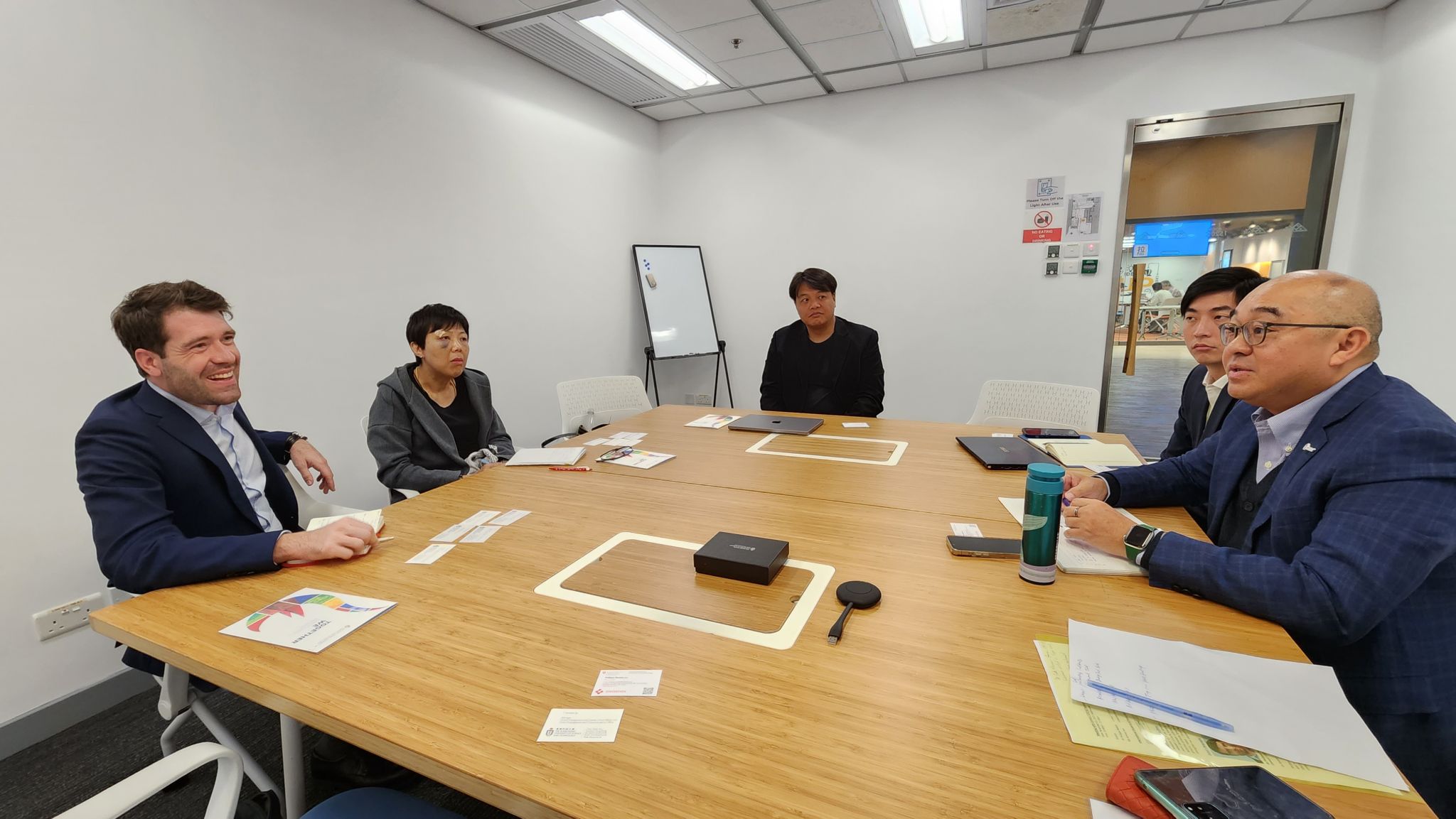 何辉博士与科大的知识转移办公室和创业中心团队交流。
