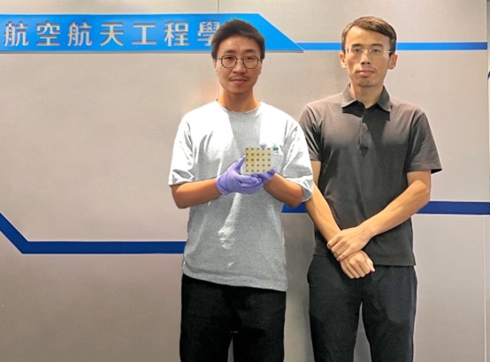 Figure 3 Associate Professor YANG Zhengbao, from the Department of Mechanical & Aerospace Engineering at HKUST (right), Postdoctoral Fellow Dr. LONG Zhihe (left).