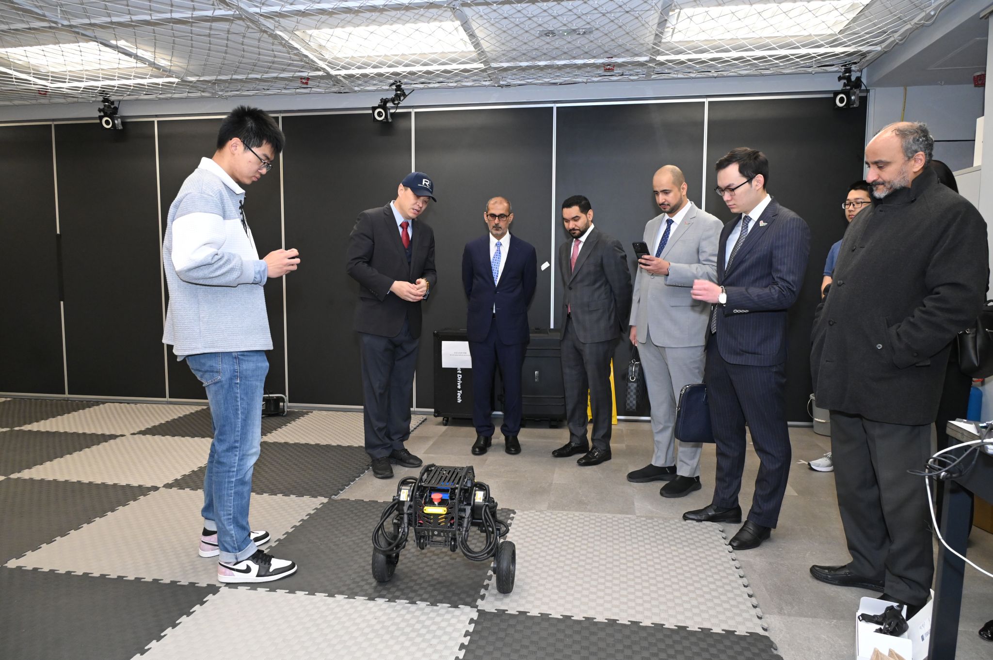 The UAE delegation visited the Cheng Kar-Shun Robotics Institute.
