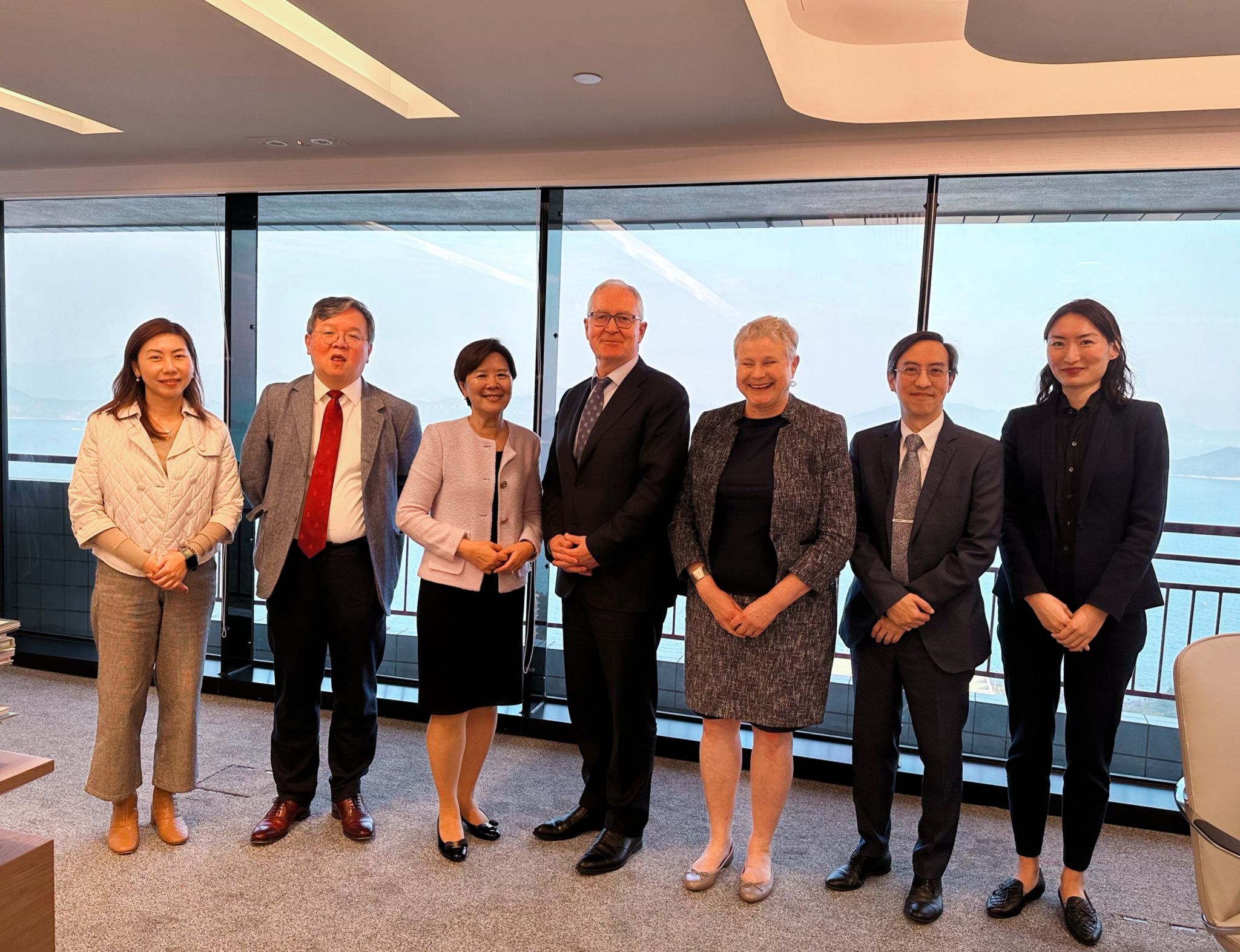 HKUST President Prof. Nancy IP (third left), HKUST Provost Prof. GUO Yike (second left) and other HKUST representatives met with the Imperial College London delegation led by President Prof. Hugh BRADY (center).