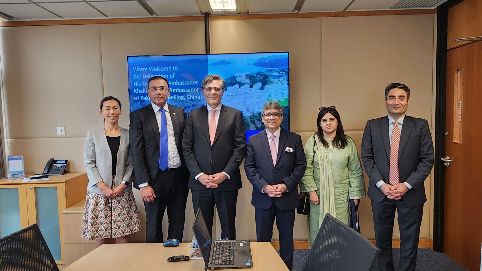 HKUST Acting Head of Public Policy Prof. Naubahar SHARIF (second left) and Director of Undergraduate Recruitment & Admissions Prof. Emily NASON (first left) had meeting with the delegation led by H.E. Khalil HASHMI (third left), Ambassador of the Islamic Republic of Pakistan to China.