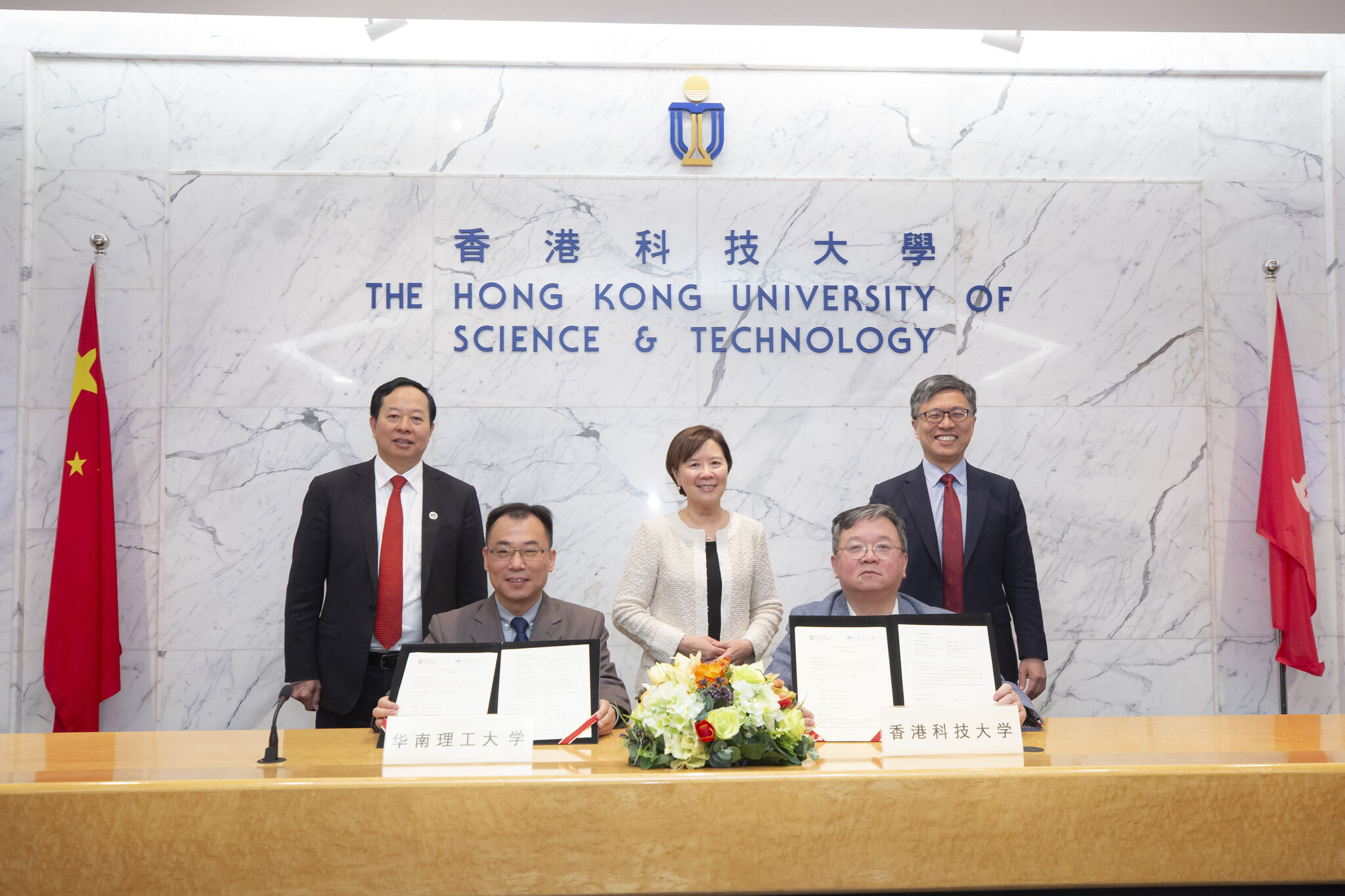HKUST Provost Prof. GUO Yike (front right) and SCUT Vice President Prof. XU Yong (front left) signed the first undergraduate student exchange agreement under the witness of HKUST Council Chairman Harry SHUM (back row first right), HKUST President Prof. Nancy IP (back row first right) and SCUT Party Secretary Prof. ZHANG Xichun (back row first left).