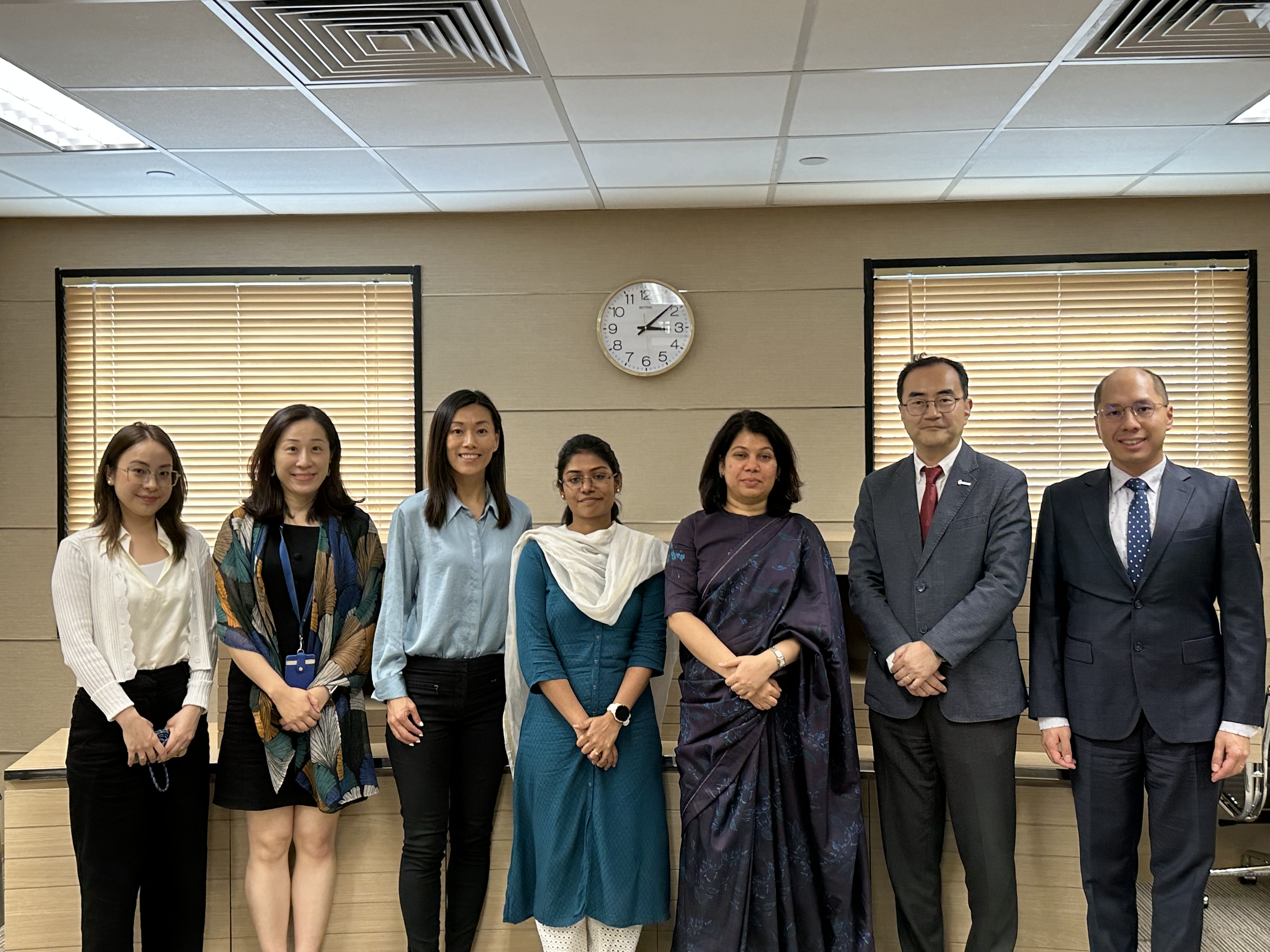A group photo of Consul General of India in Hong Kong and Macau Ms. Satwant KHANALIA (third right) and her delegation with HKUST team.