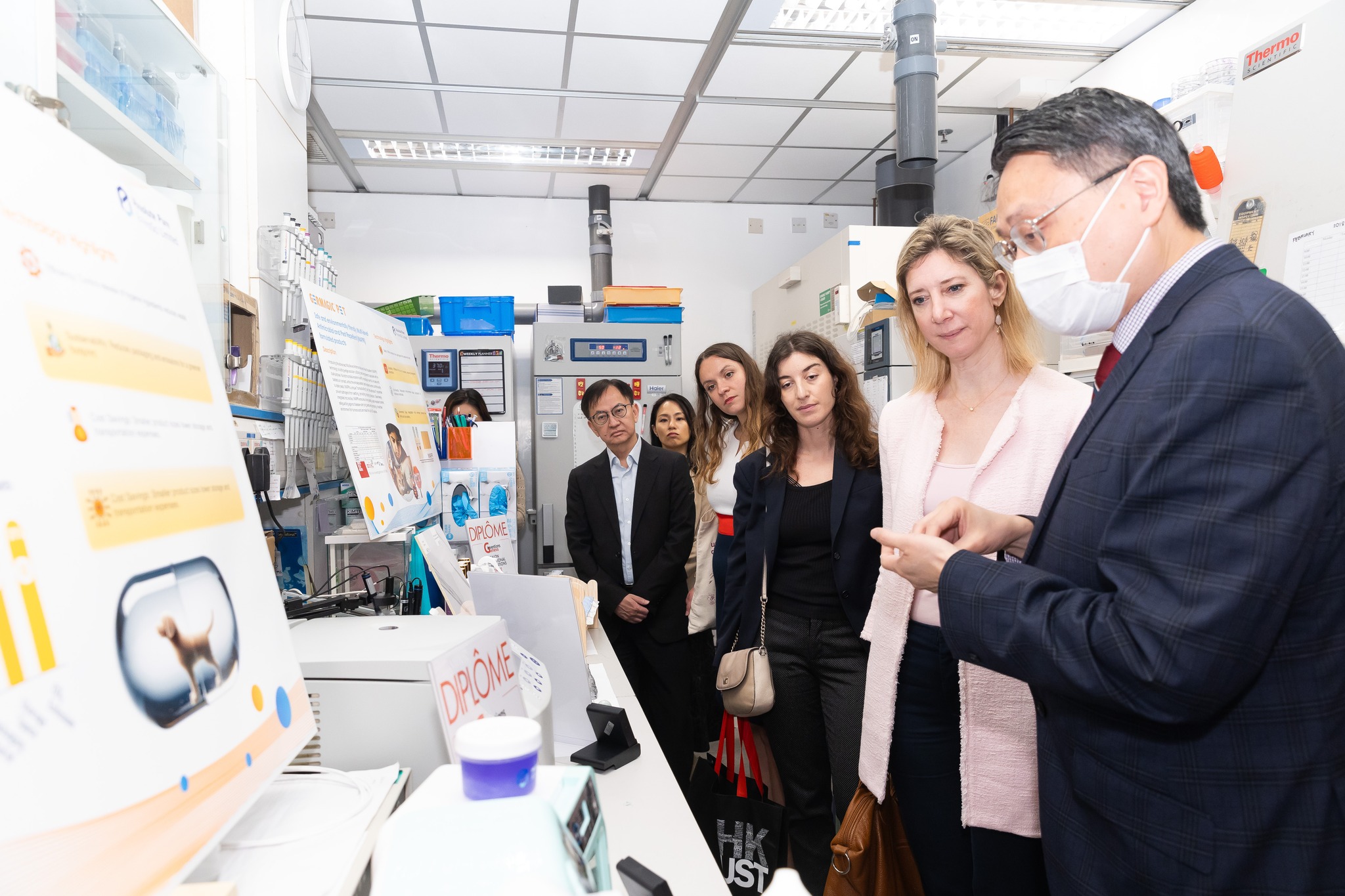 在法國-香港科技大學創新科技中樞園主任楊經倫教授(右一)的帶領下，杜麗緹總領事(右二) 及其代表團參觀科大環境科學健康與環境創新聯合實驗室。