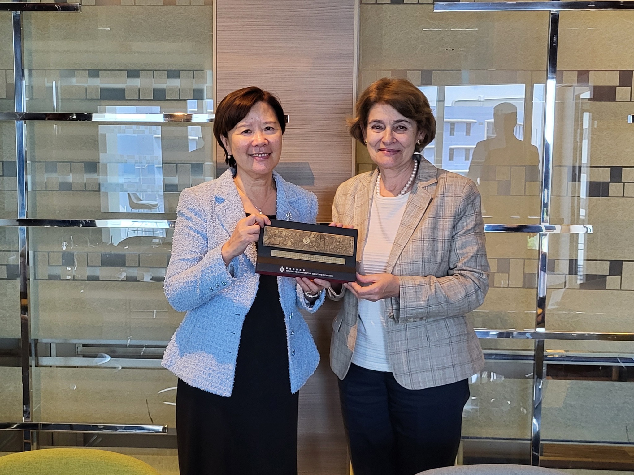 HKUST President Prof. Nancy IP (left) presents souvenir to Mrs. Irina BOKOVA (right).
