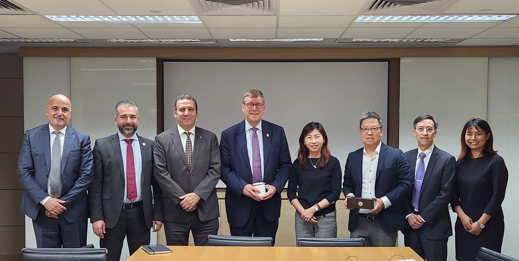 The American University of Sharjah Chancellor Dr. Tod LAURSEN (forth left) and his delegation meet with HKUST leaders including Associate Vice-President (Global Engagement & Communications) Ms. Daisy CHAN (forth right), Dean of Engineering Prof. Hong LO (third right) and Dean of Science Prof. Yung Hou WONG (second right).