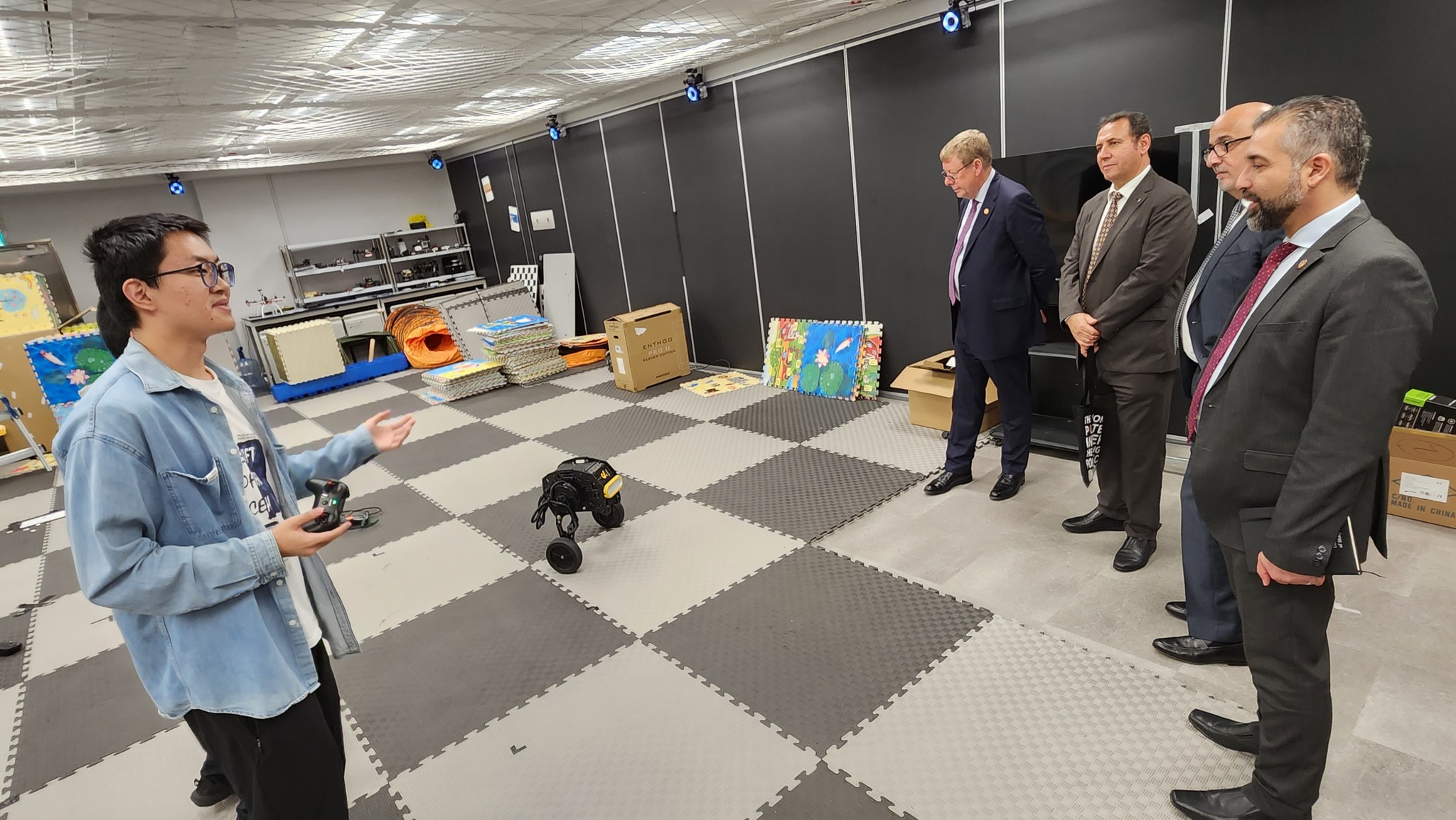 沙迦美國大學代表團參觀了科大鄭家純機器人研究院。