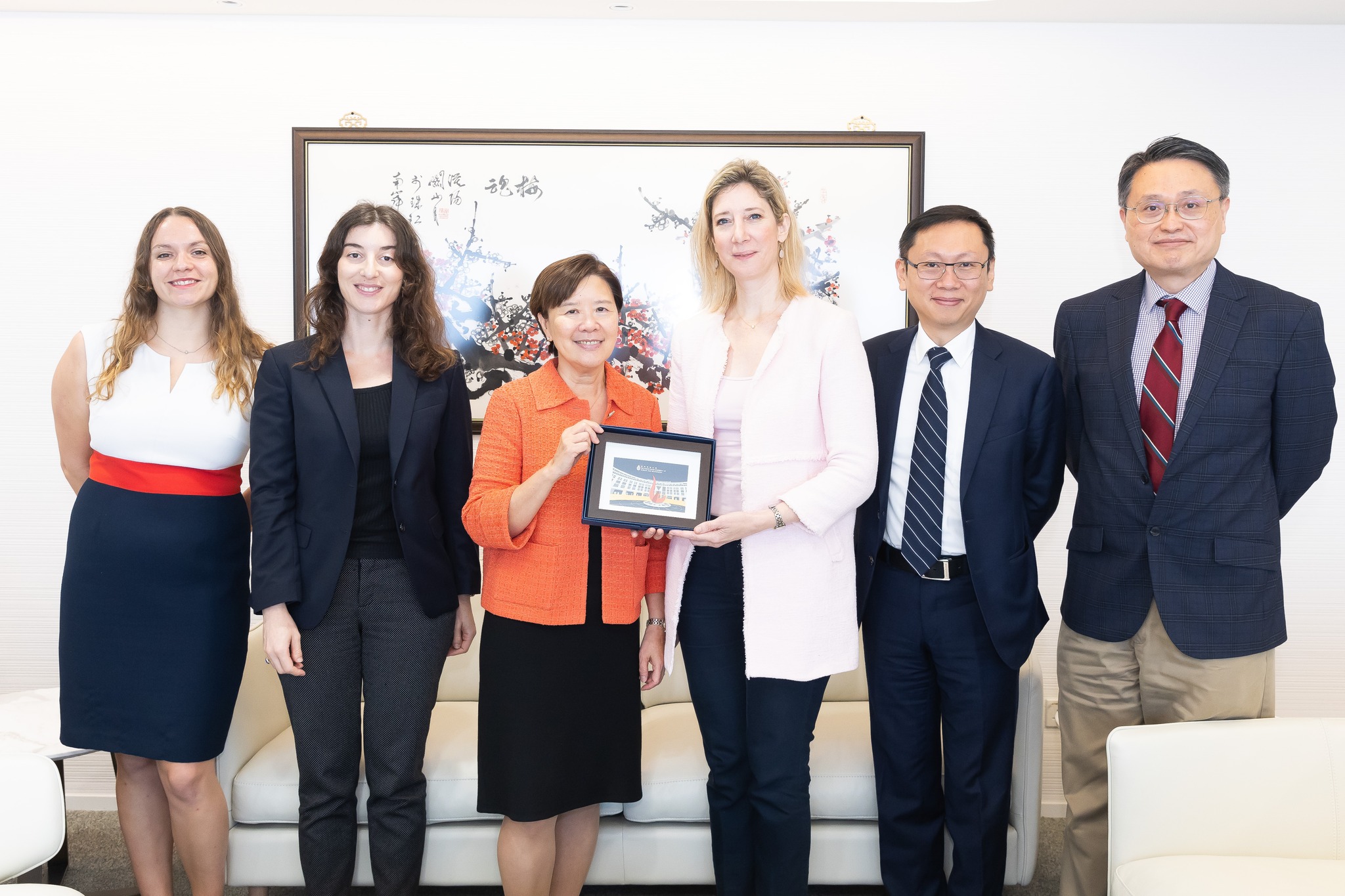 The Consul General of France in Hong Kong and Macau Christile DRULHE(third right) and her delegation engage in meaningful discussions with HKUST President Prof. Nancy IP (third left) and key faculty members.