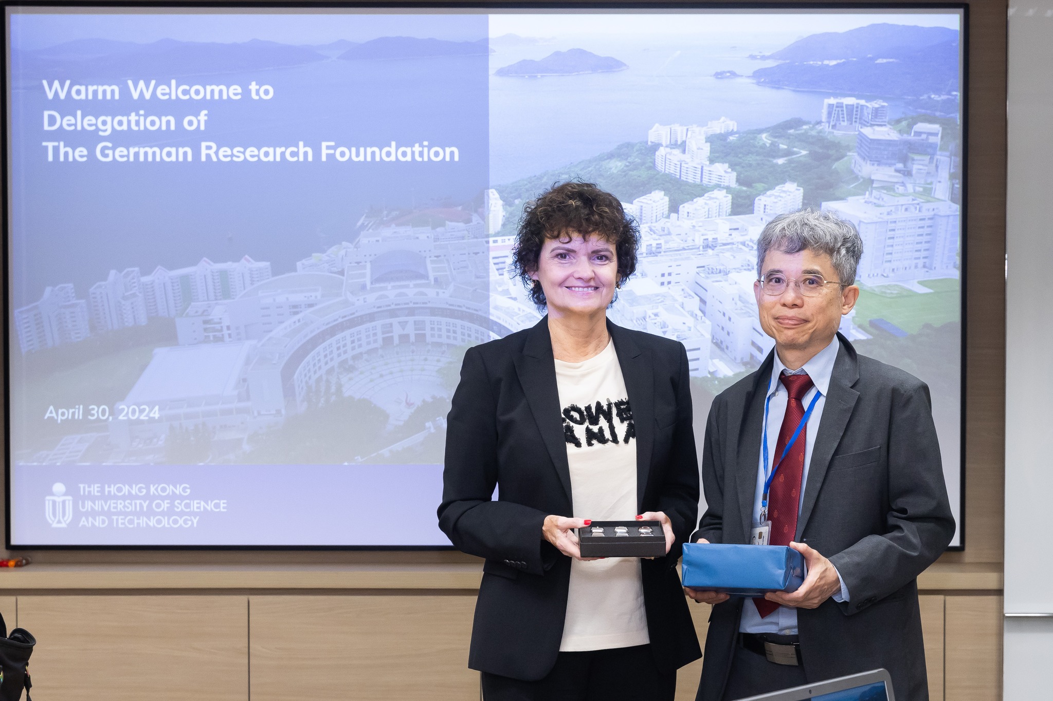 HKUST Associate Vice-President for Research and Development (Research) Prof. CHAN Che Ting (right) exchanges souvenir with Dr. Annette SCHMIDTMANN (left) from German Research Foundation.