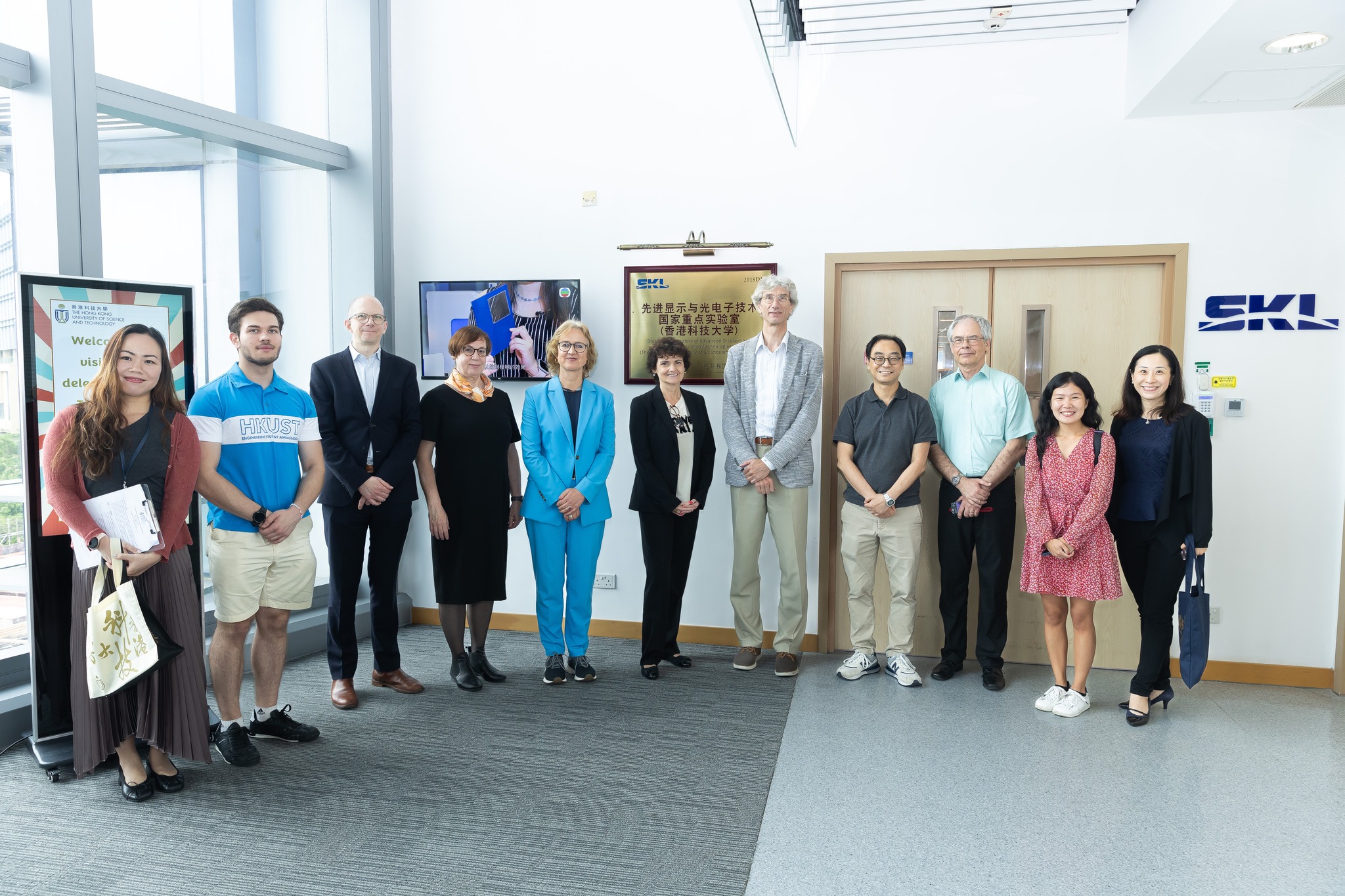 The German Research Foundation delegation tours the State Key Laboratory of Advanced Displays and Optoelectronics Technologies.