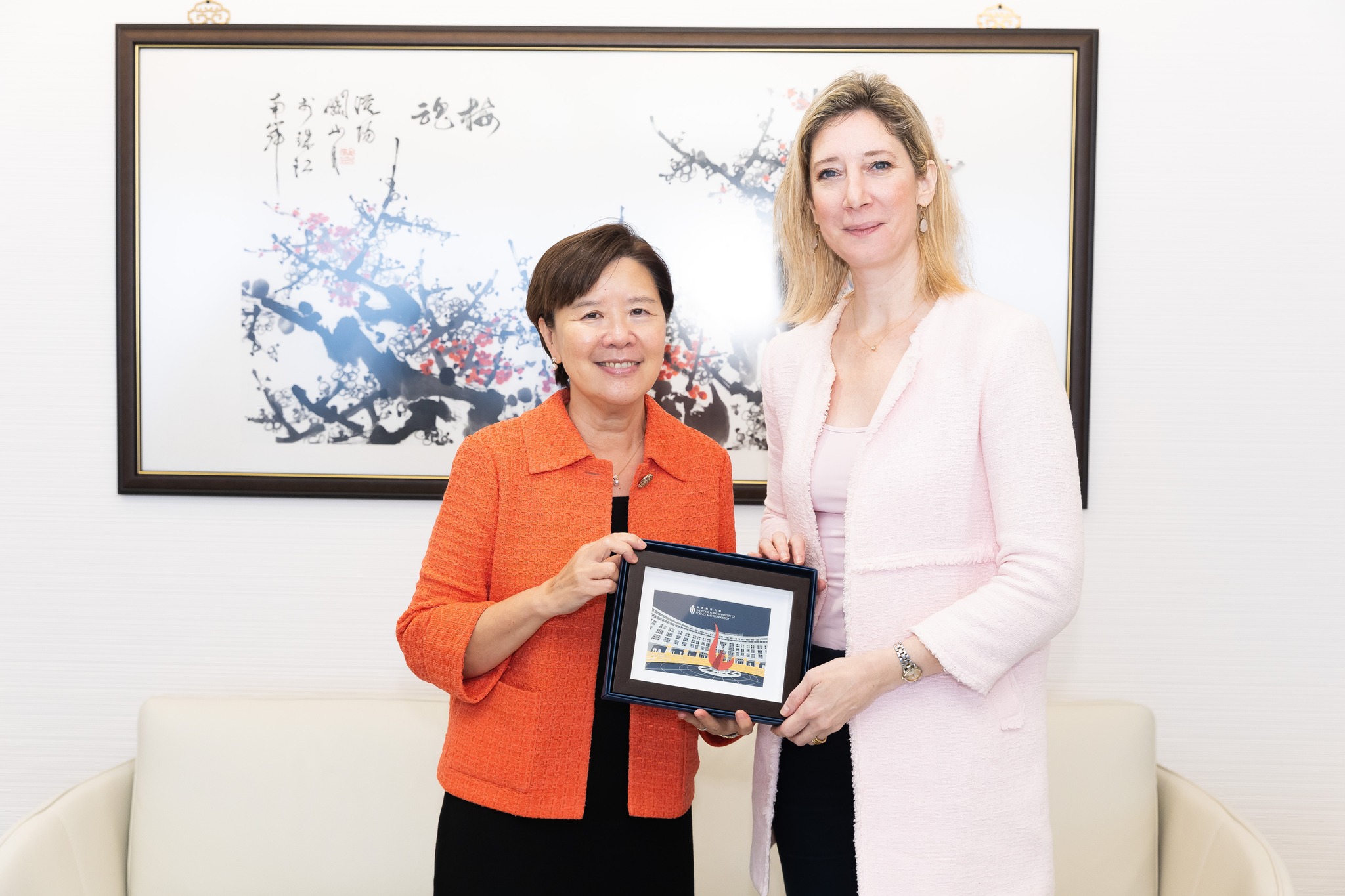 HKUST President Prof. Nancy IP (left) presents souvenir to CG Drulhe (right).