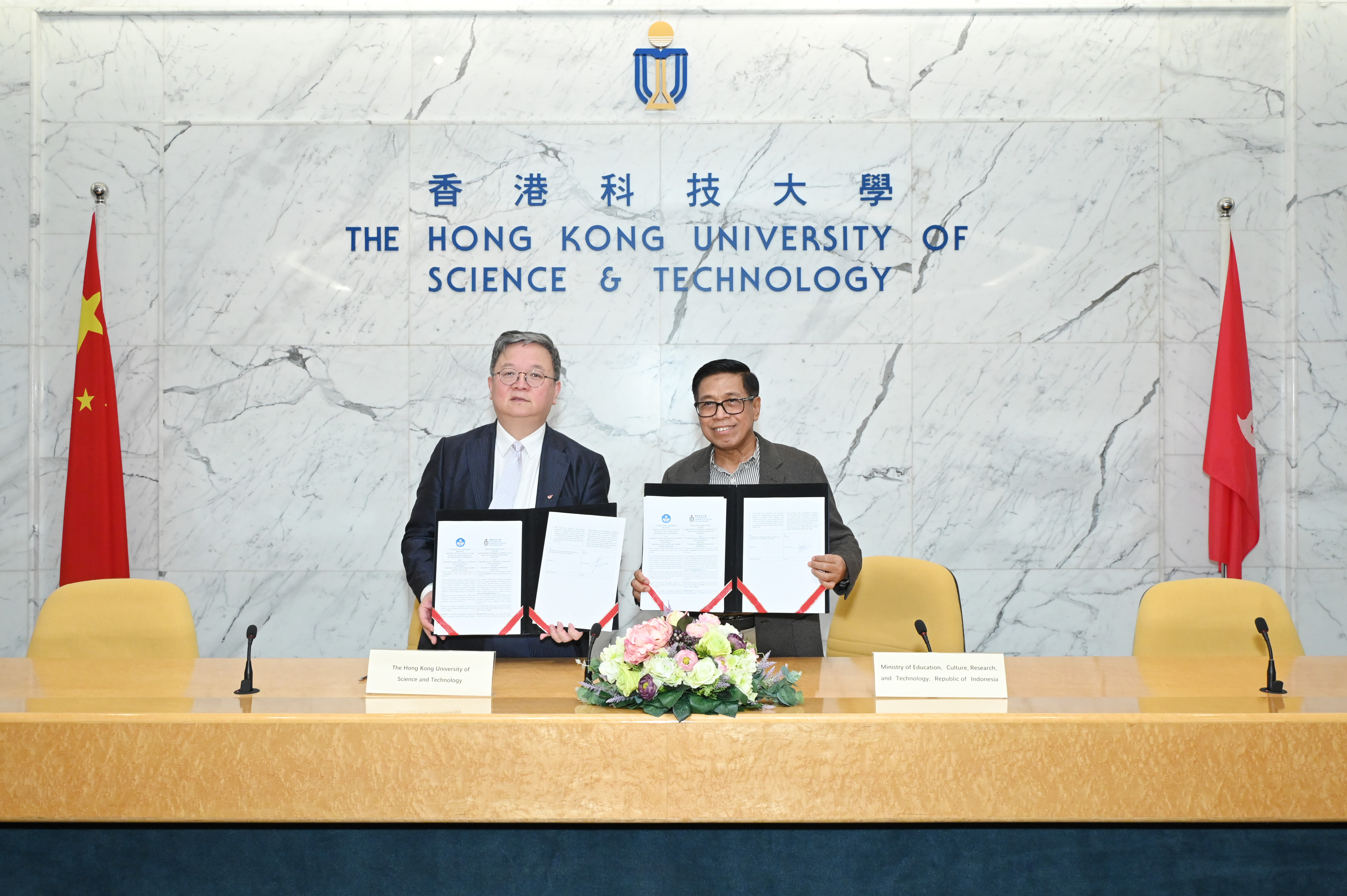 HKUST Provost Prof. GUO Yike (left) and Acting Head of the Education Financing Service Center at the Republic of Indonesia’s Ministry of Education, Culture, Research, and Technology, Mr. Abdul KAJAR (right), sign an agreement on the Indonesia Education Scholarship for Degree Program.