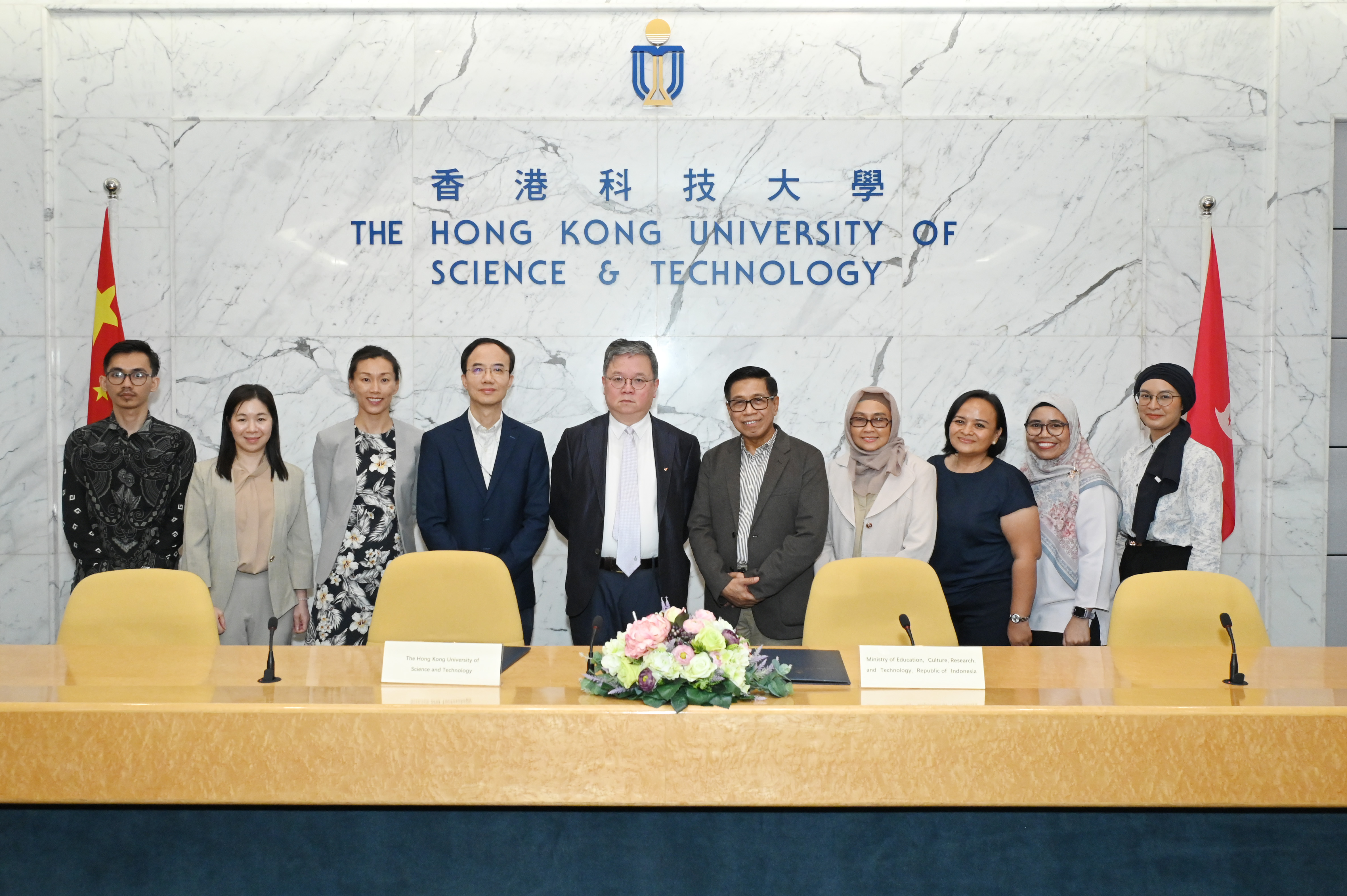 HKUST representatives including Prof. Guo Yike (fifth left), Associate Provost (Teaching & Learning) Prof. Jimmy FUNG (fourth left) and Director of Undergraduate Recruitment & Admissions Office Prof. Emily NASON (third left) welcome the Indonesian Government delegation.