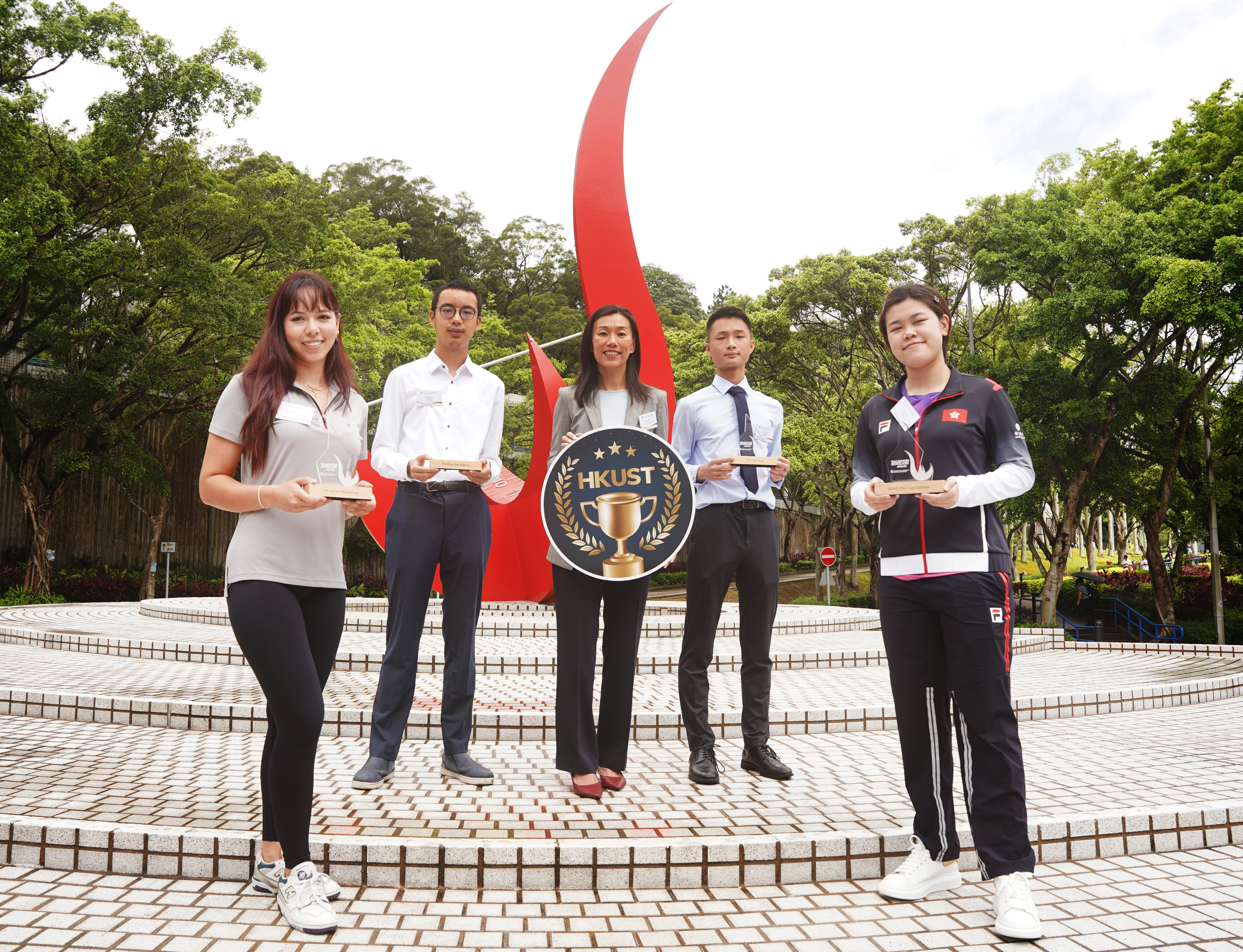 HKUST Undergraduate Recruitment & Admissions Director Prof. Emily NASON (middle) and four students admitted via SNDAS and SALSA met the media today. 