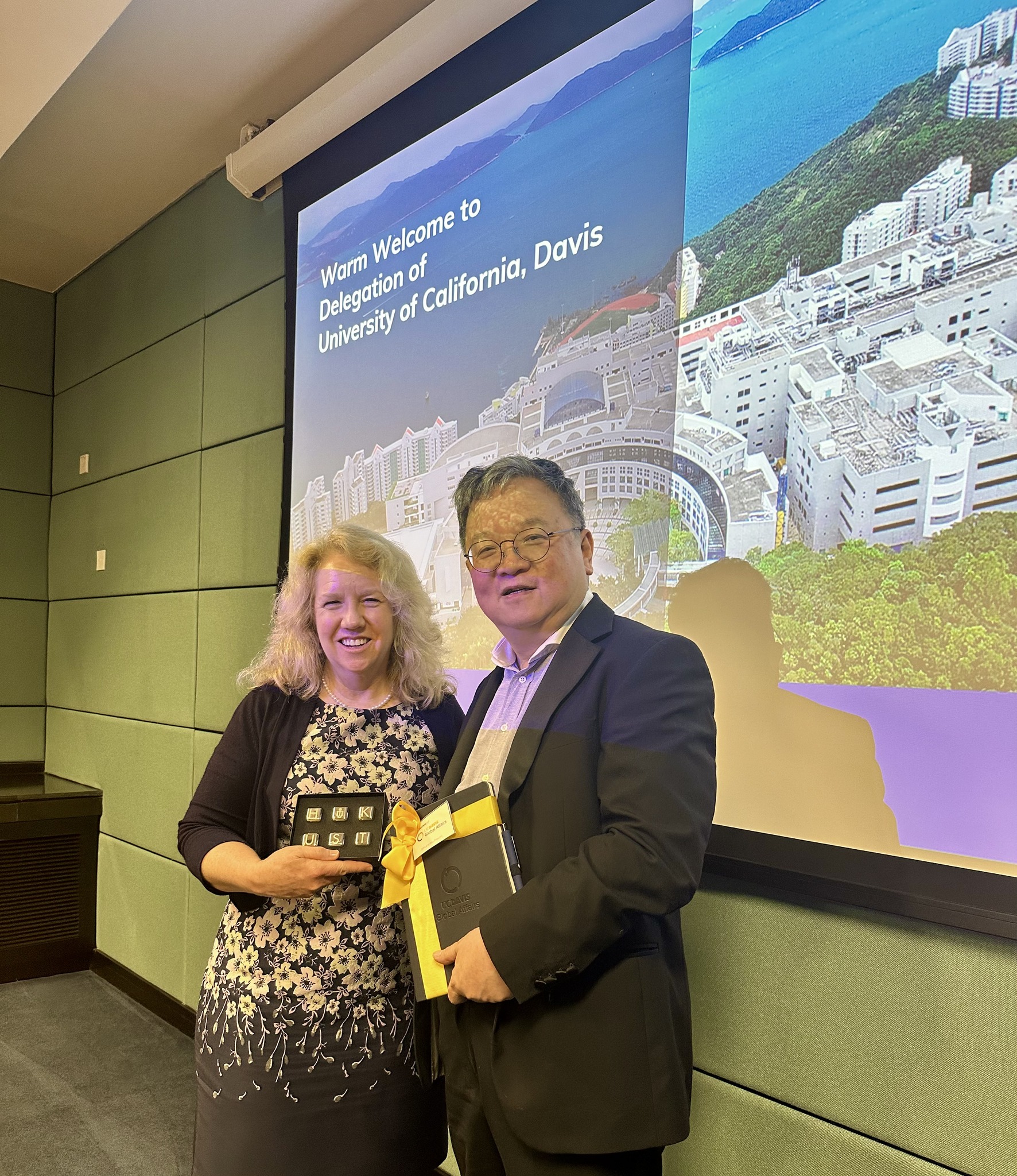 HKUST Provost Prof. GUO Yike (right) exchanges souvenirs with Dr. Mary CROUGHAN (left), Provost and Executive Vice Chancellor of the University of California, Davis.