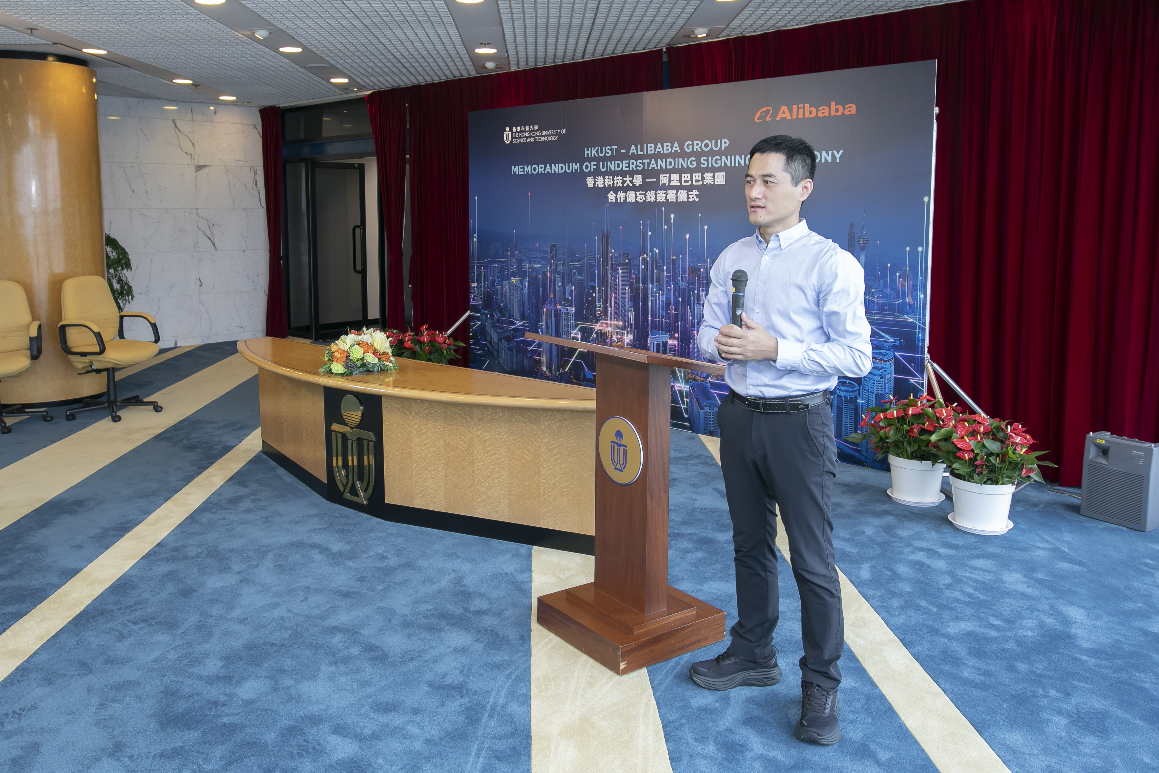 WU Zeming, Chief Technology Officer of Alibaba Group, delivers a speech at the ceremony.