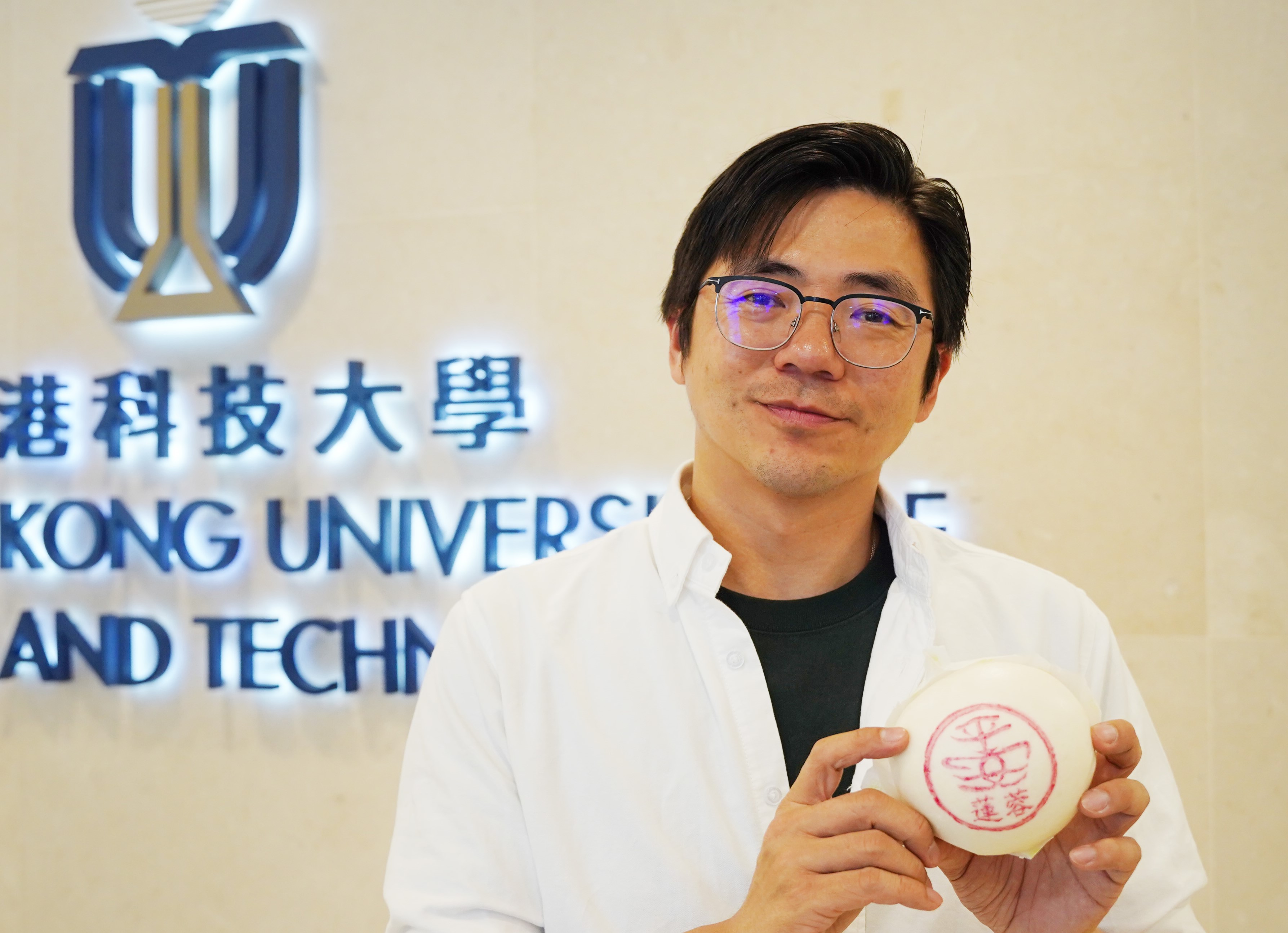 Martin KWOK is an alumnus of the Hong Kong University of Science and Technology (HKUST), and a second-generation descendant of Kwok Kam Kee, a renowned cake shop in Cheung Chau.