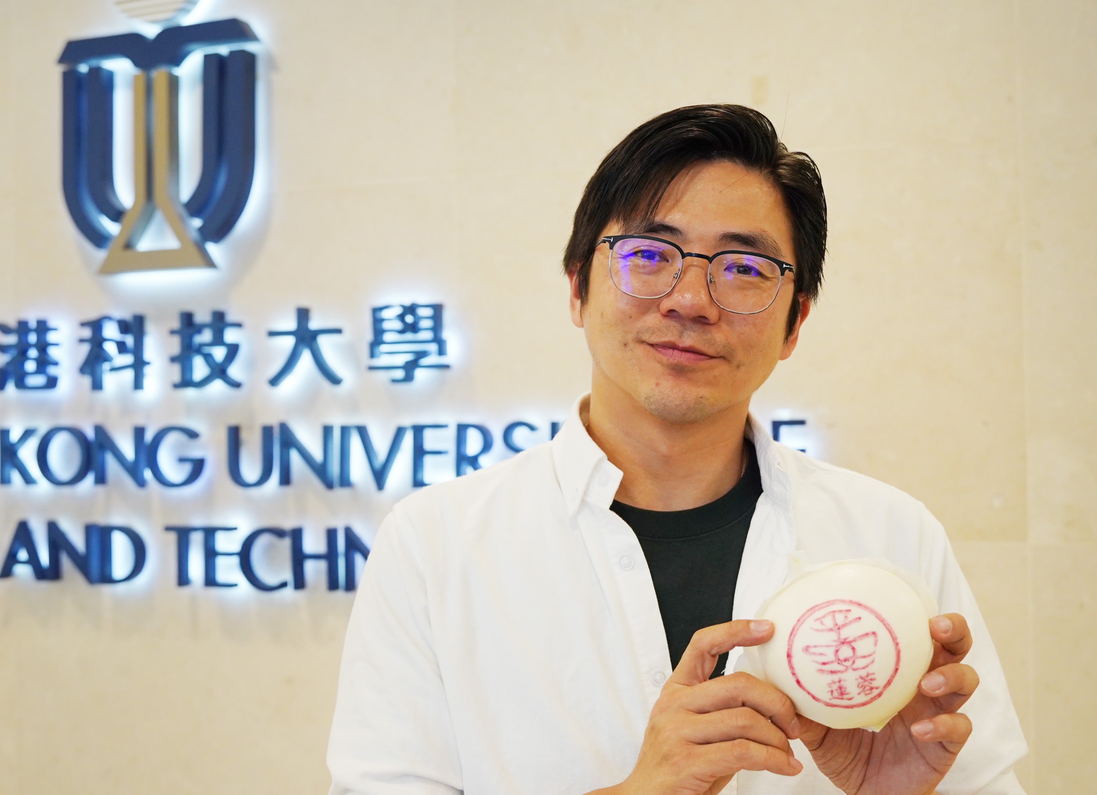 郭宇鈿（Martin KWOK）是香港科技大學校友，也是長洲郭錦記餅店的第二代傳人。