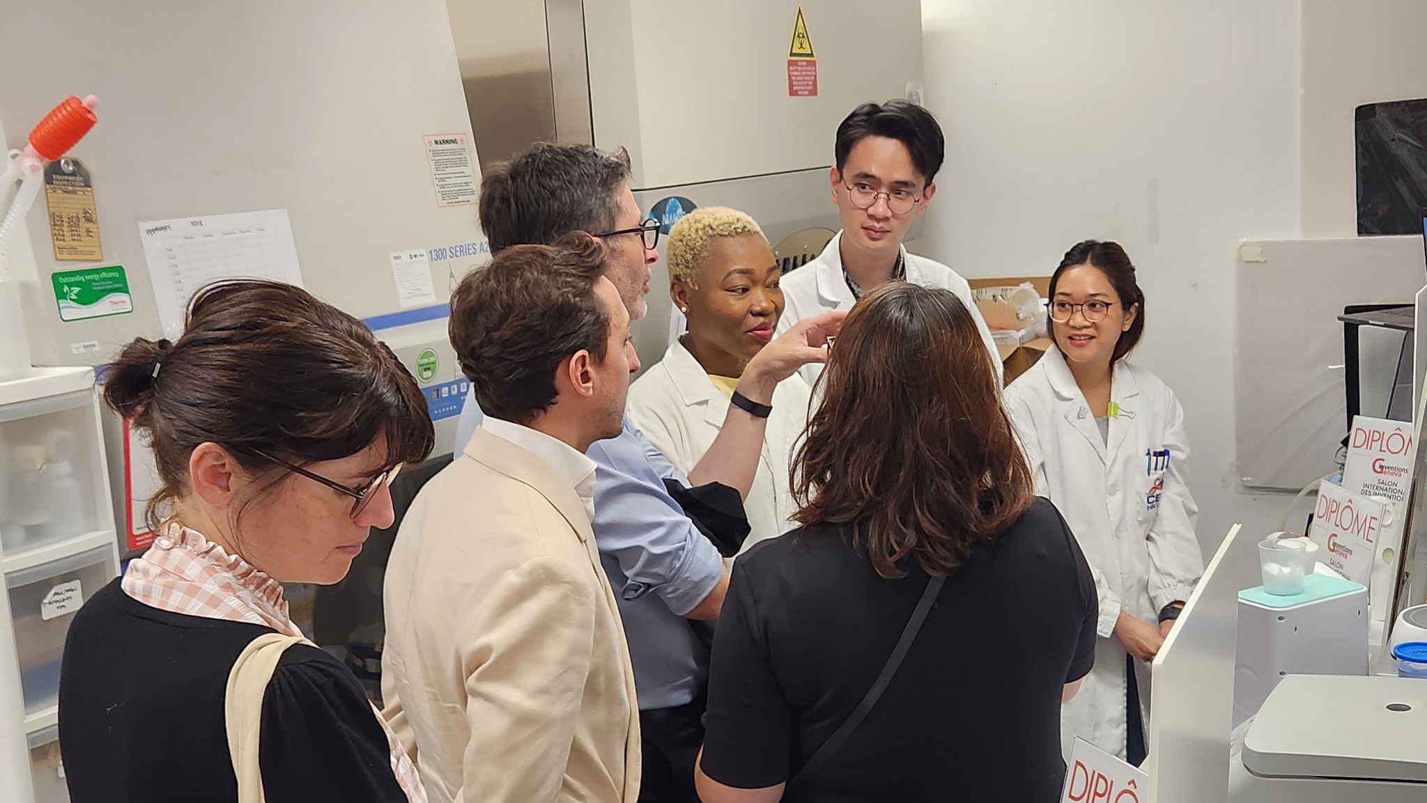 The French delegation visits the Joint Laboratory on Health and Environmental Innovations.