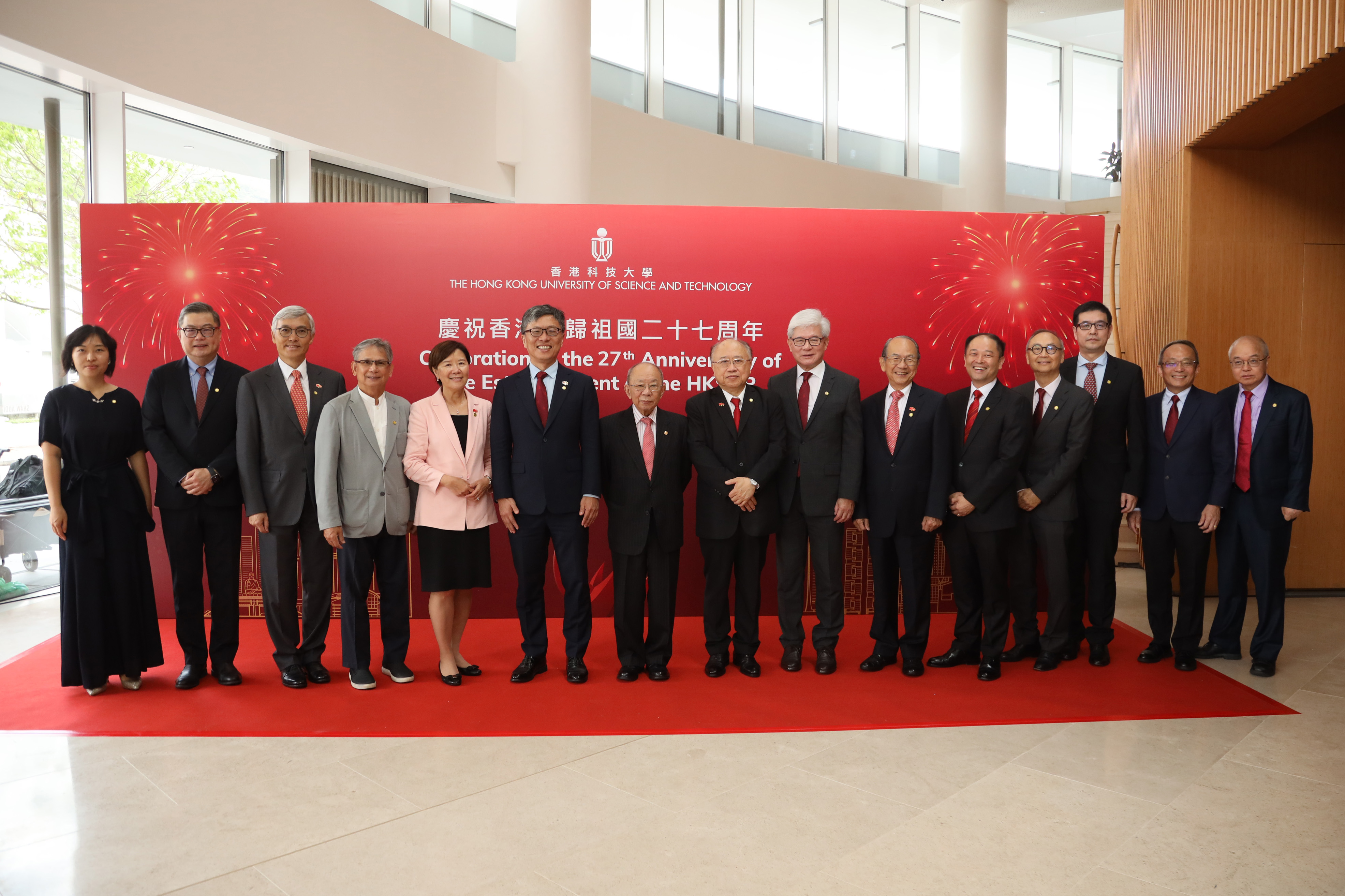 一眾貴賓及科大高層管理人員出席，參與升旗儀式，慶祝香港回歸祖國二十七周年。