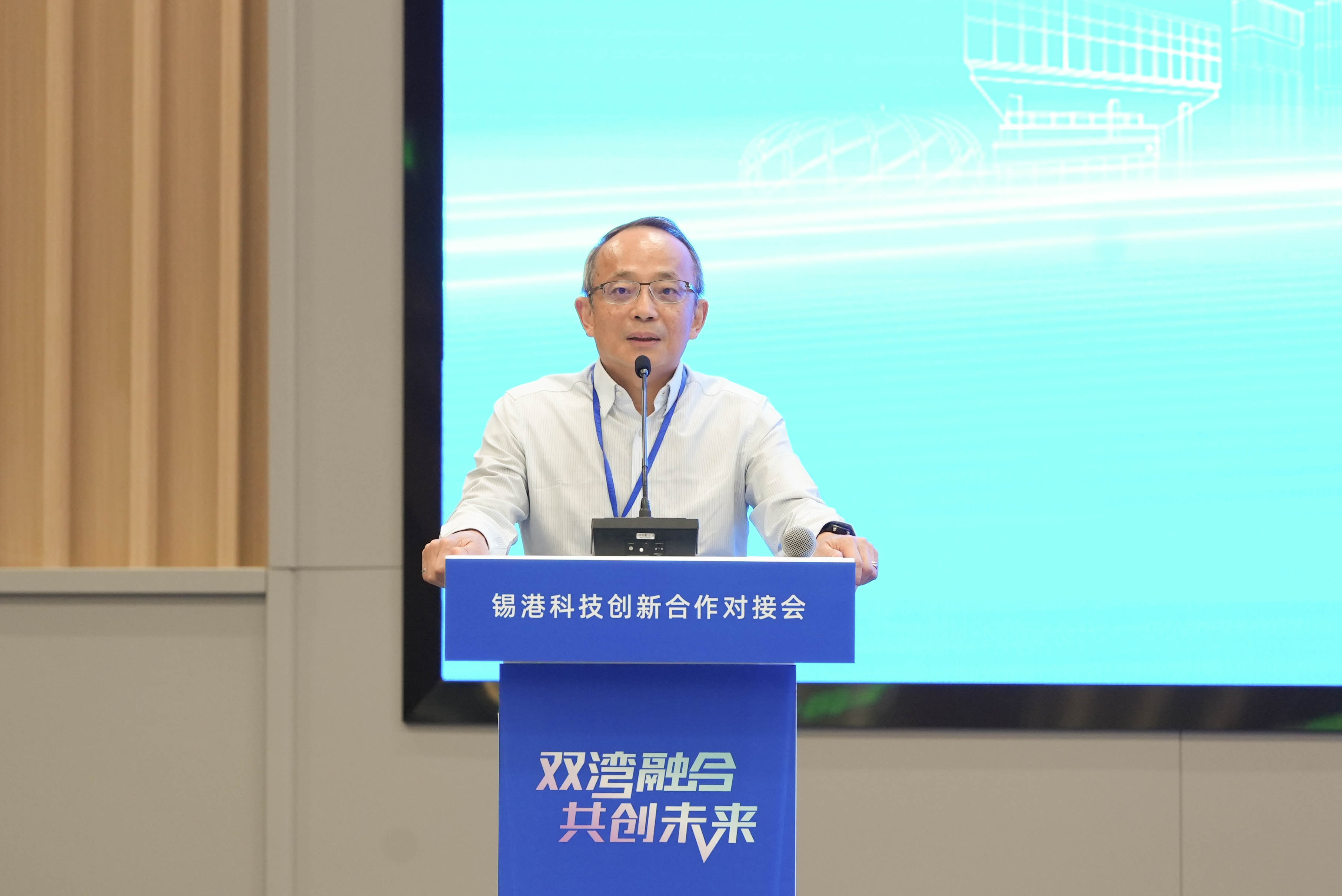 Prof. Tim Cheng delivers an opening address at the “Bay-bay Integration, Co-creat the Future: Wuxi-Hongkong Technology Innovation Cooperation Matchmaking Conference”.