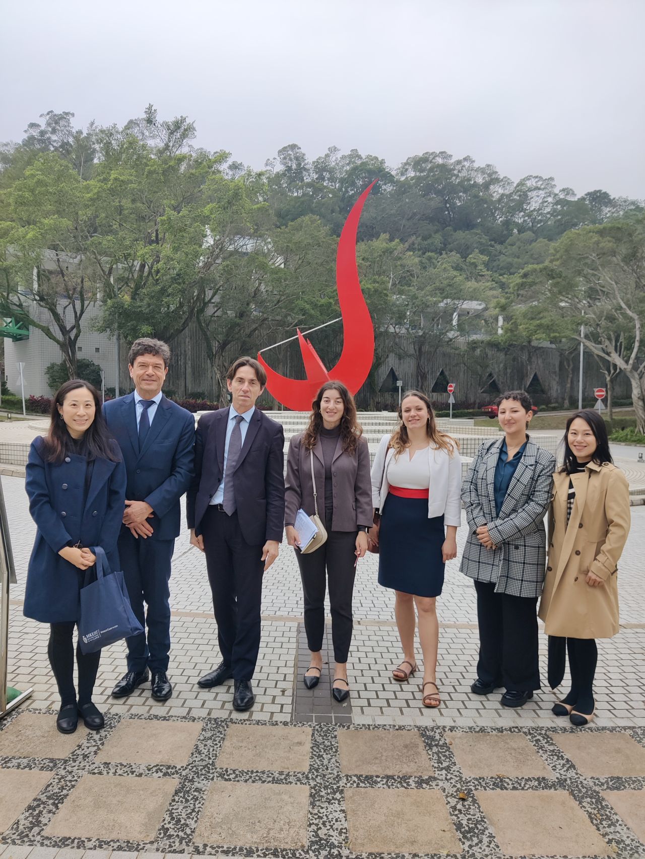 France Universités delegation takes a photo in front of the iconic “Red Bird” sculpture at the Piazza.