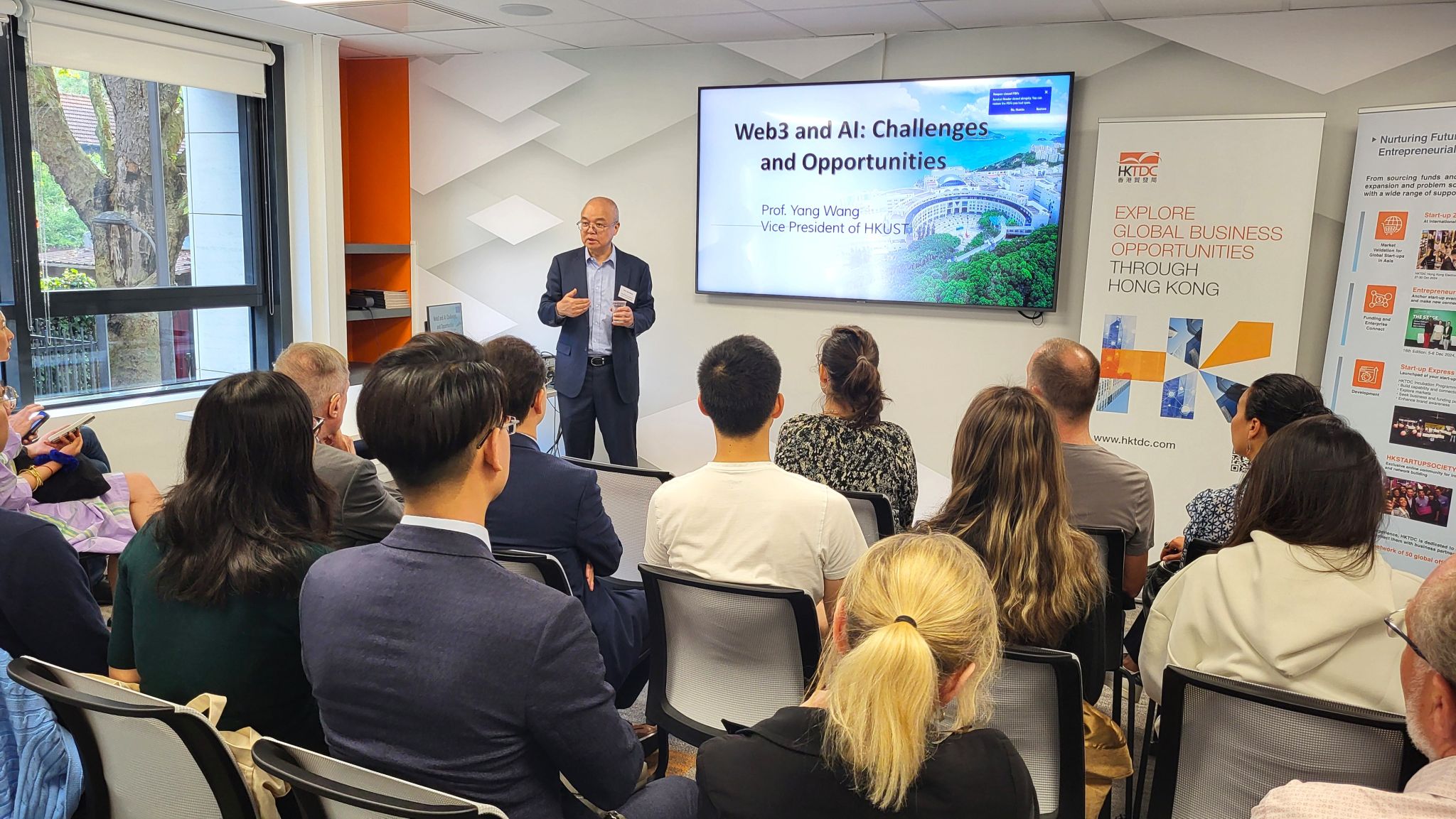 HKUST co-hosts a morning talk with HKTDC on “AI & Web3: Opportunities and Challenges in Asia and Beyond” at the Paris office. 