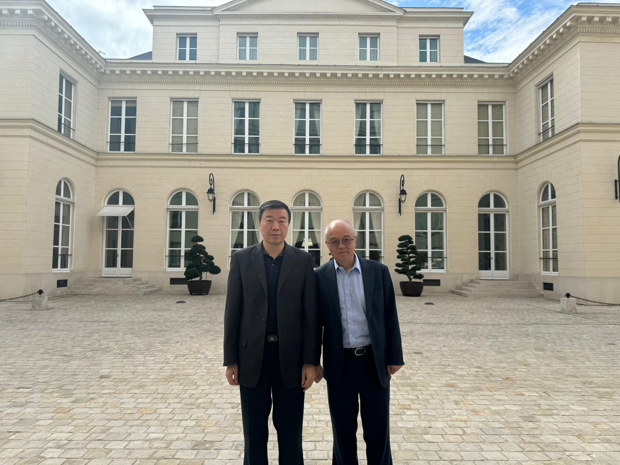 HKUST Vice-President for Institutional Advancement Prof. WANG Yang (right) meets with the Minister Counselor ZHOU Jiagui (left) at the Chinese Embassy in France.