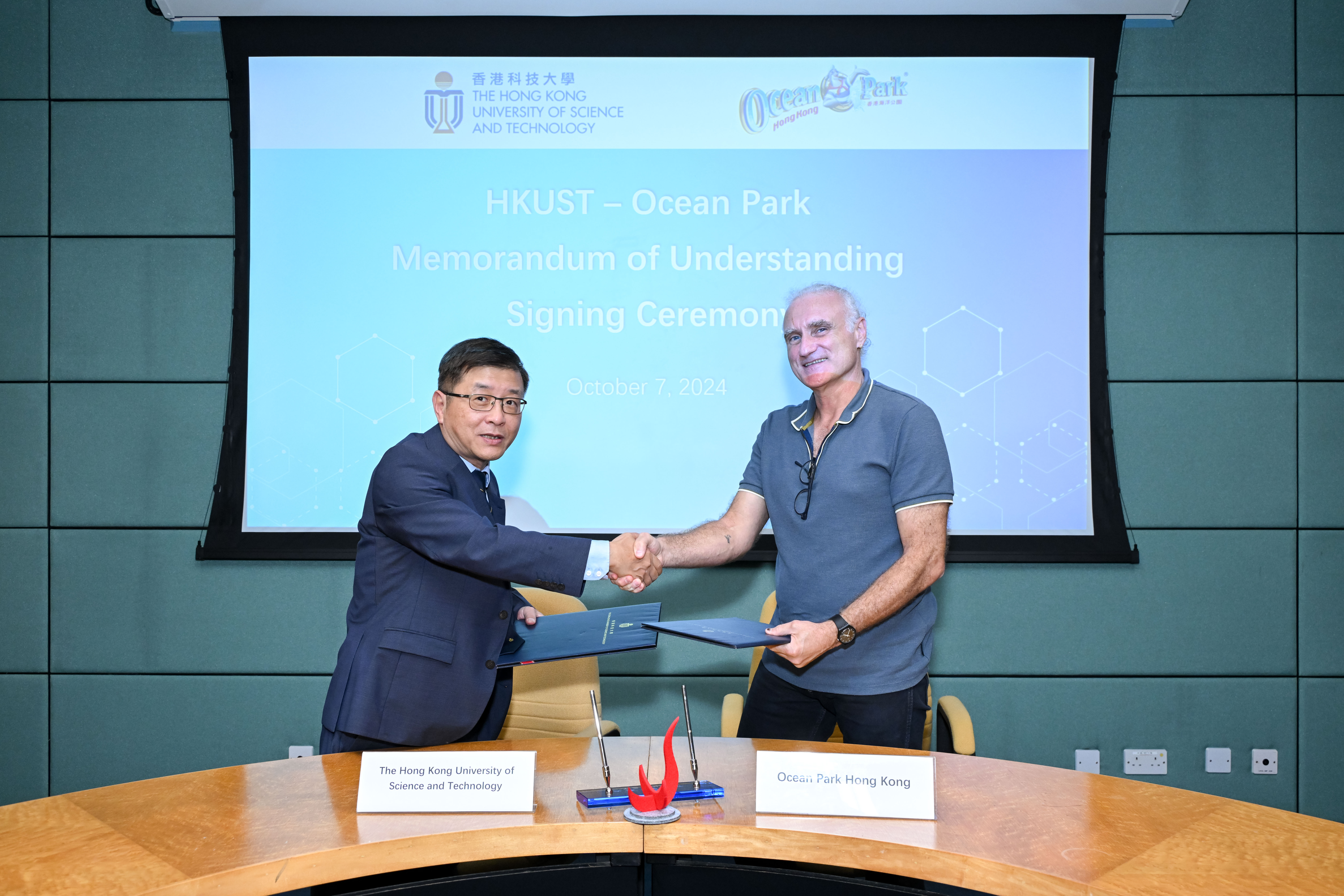 HKUST Head of Department of Ocean Science Prof. Jianping GAN (left) and Ocean Park Director of Veterinary Services Dr. Paolo MARTELLI (right) sign a partnership agreement for collaboration.