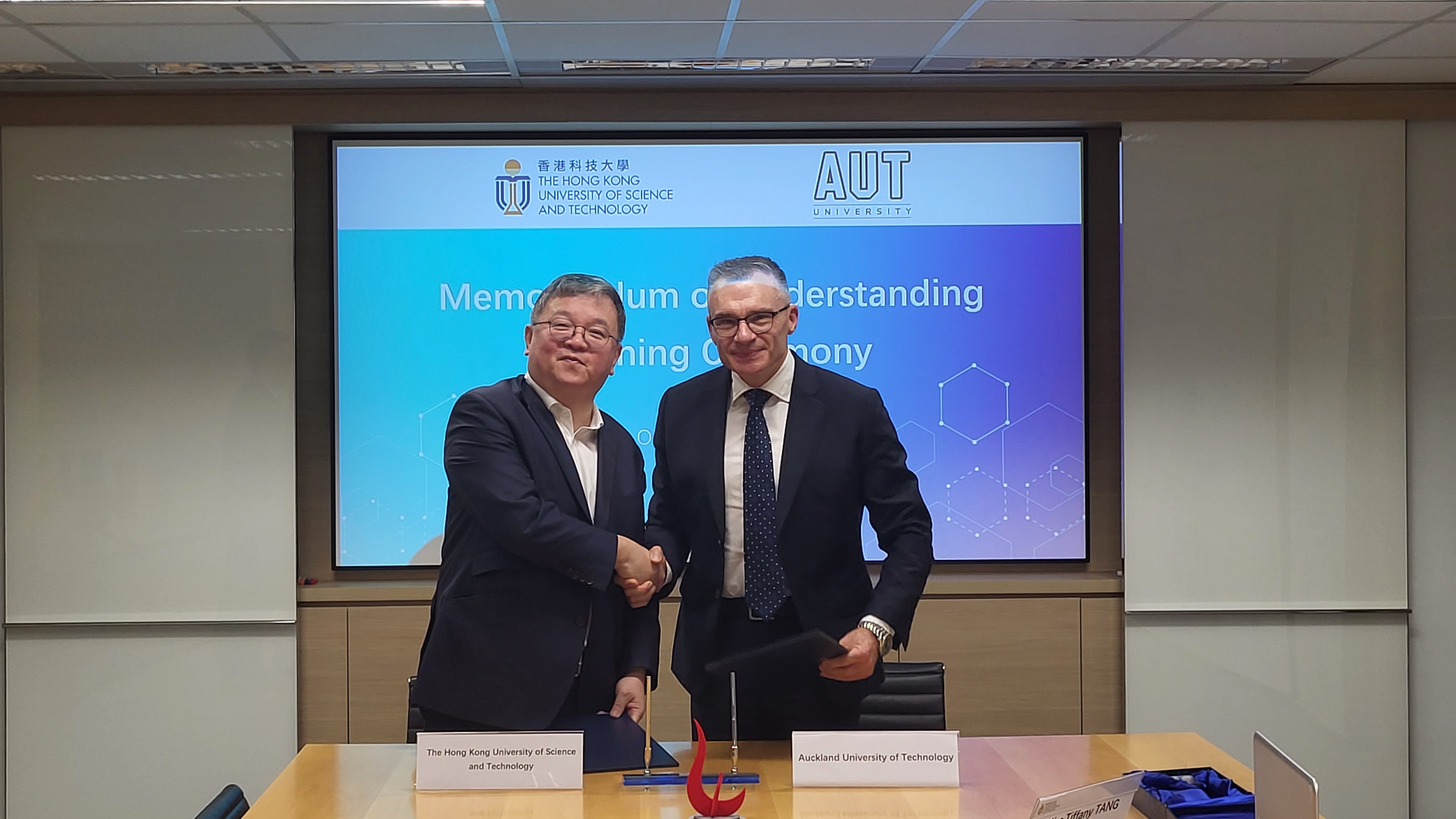 HKUST Provost Prof. GUO Yike (left) and Auckland University of Technology Pro Vice-Chancellor International Prof. Guy LITTLEFAIR (right) sign a partnership agreement.