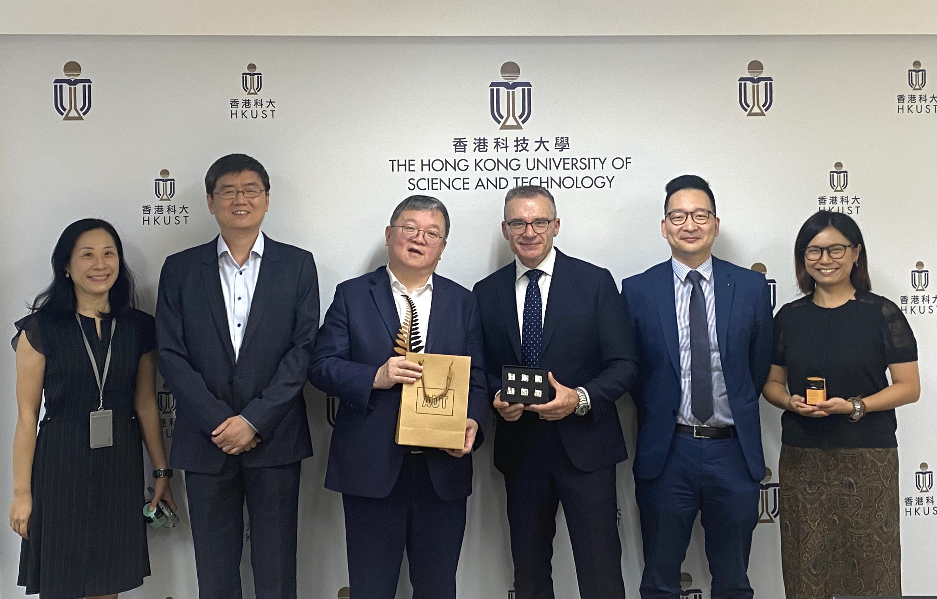 HKUST Provost Prof. GUO Yike (third left), Acting Head of the Division of Arts and Machine Creativity Prof. Hongbo FU (second left) and Head of Global Engagement & Greater China Affairs Yvonne LI (first left), have an engaging meeting with representatives from Auckland University of Technology.