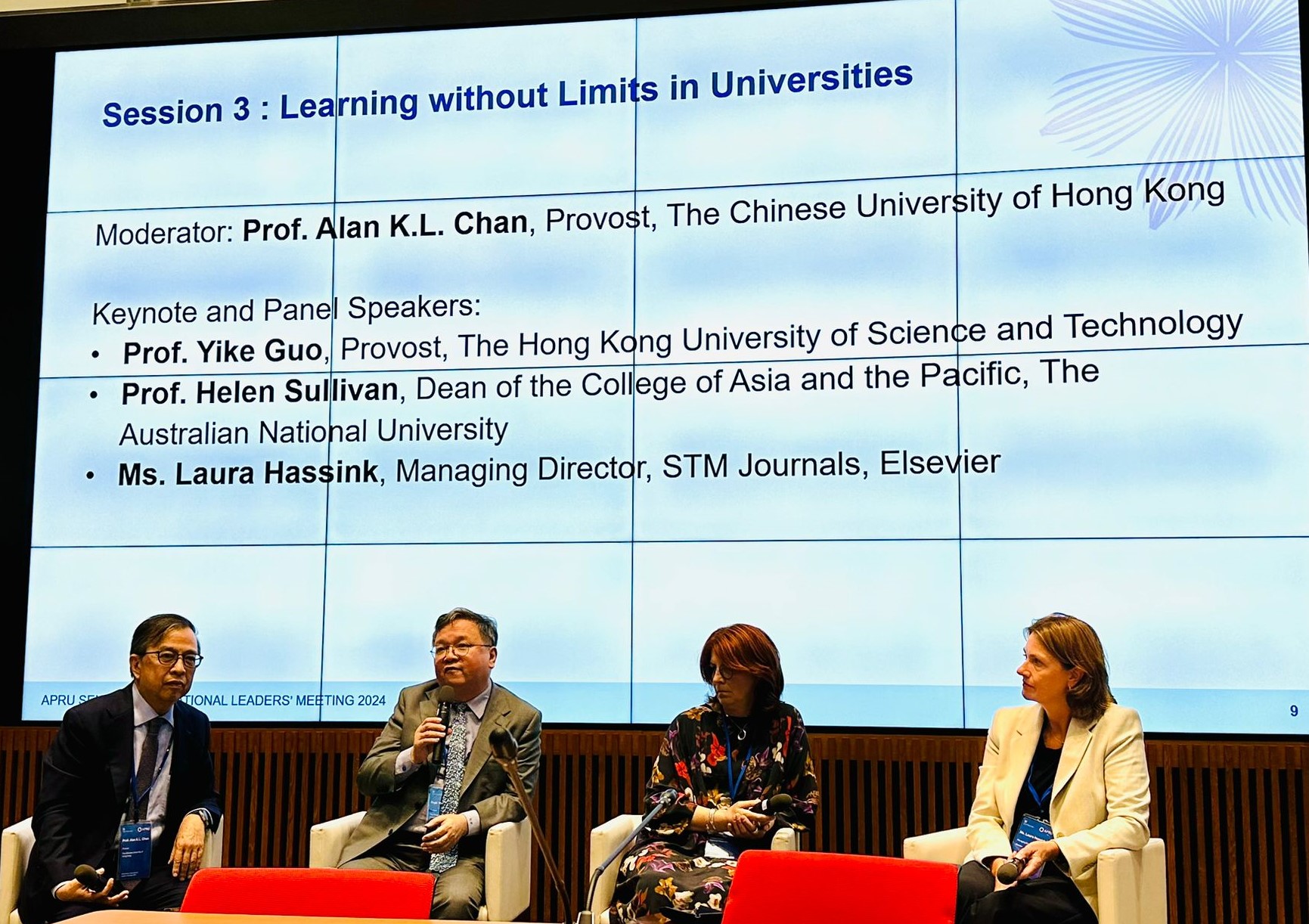 HKUST Provost Prof. GUO Yike (second left) participates in discussion with other senior leaders to further explore the potential of AI in education.